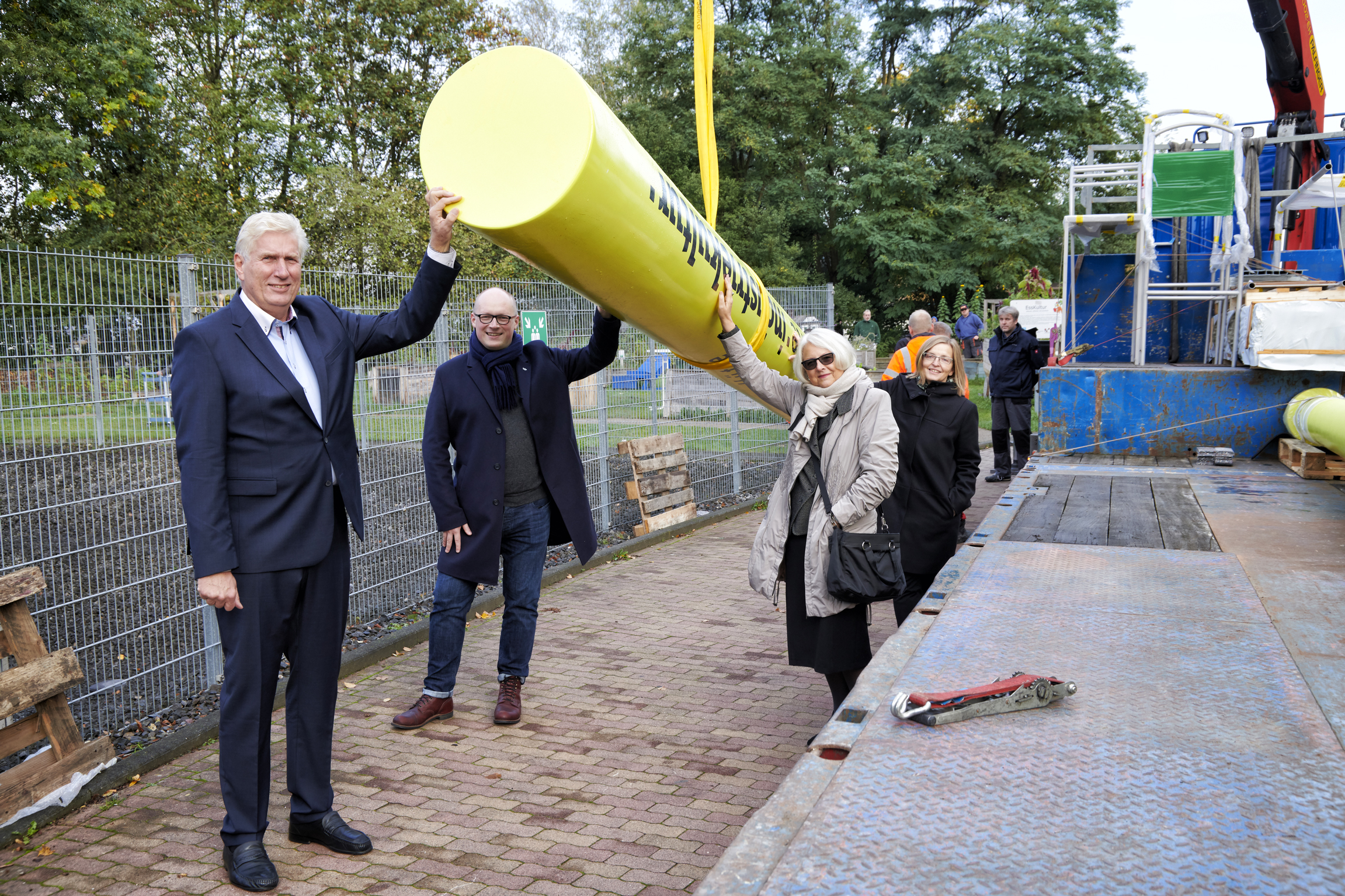 Ein gelbes Signalobjekt weist die St. Antony-Hütte in Oberhausen als neuen Ankerpunkt der Route Industriekultur aus.