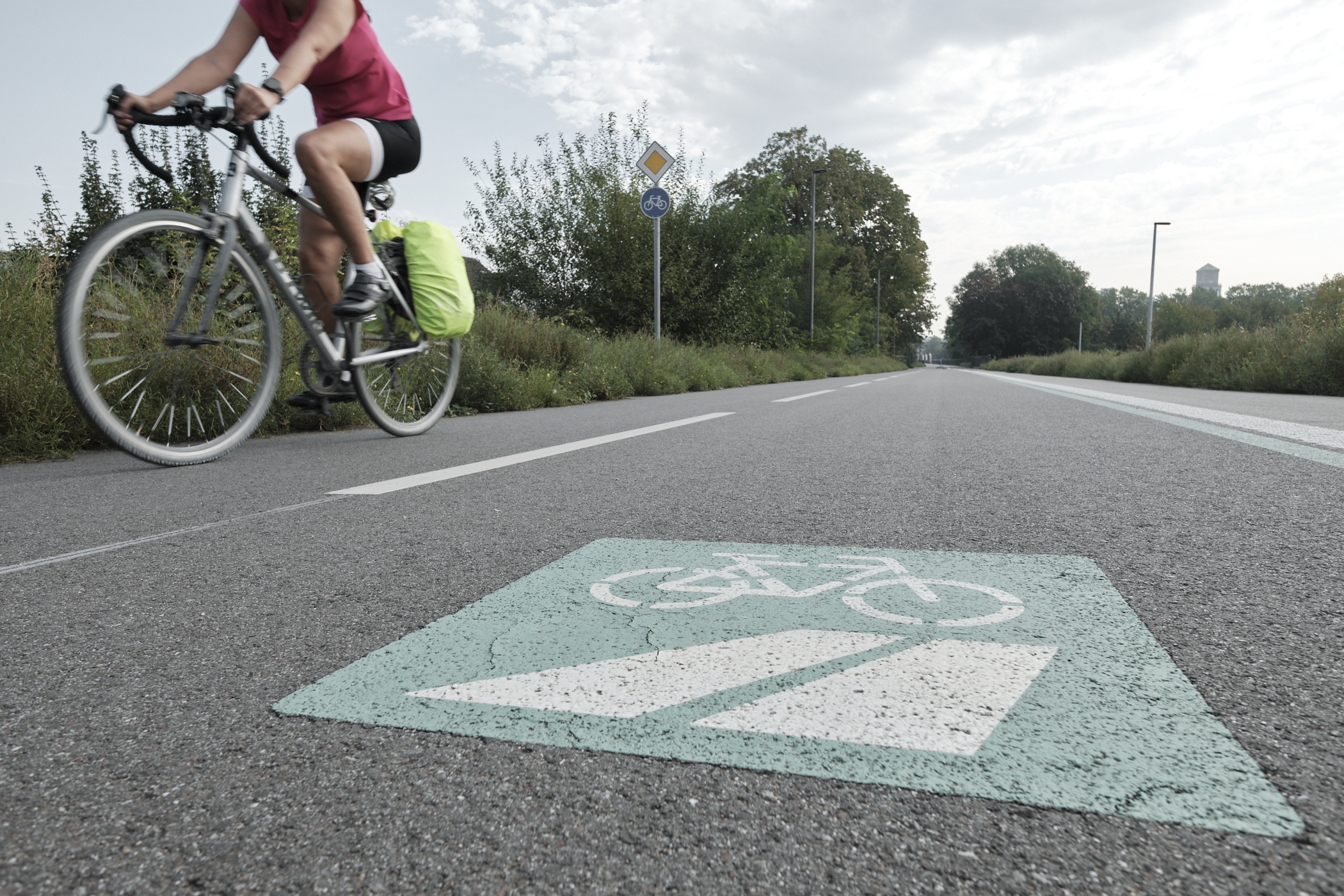 Radfahrer auf Radweg - mit dem Rad unterwegs im Ruhrgebiet.