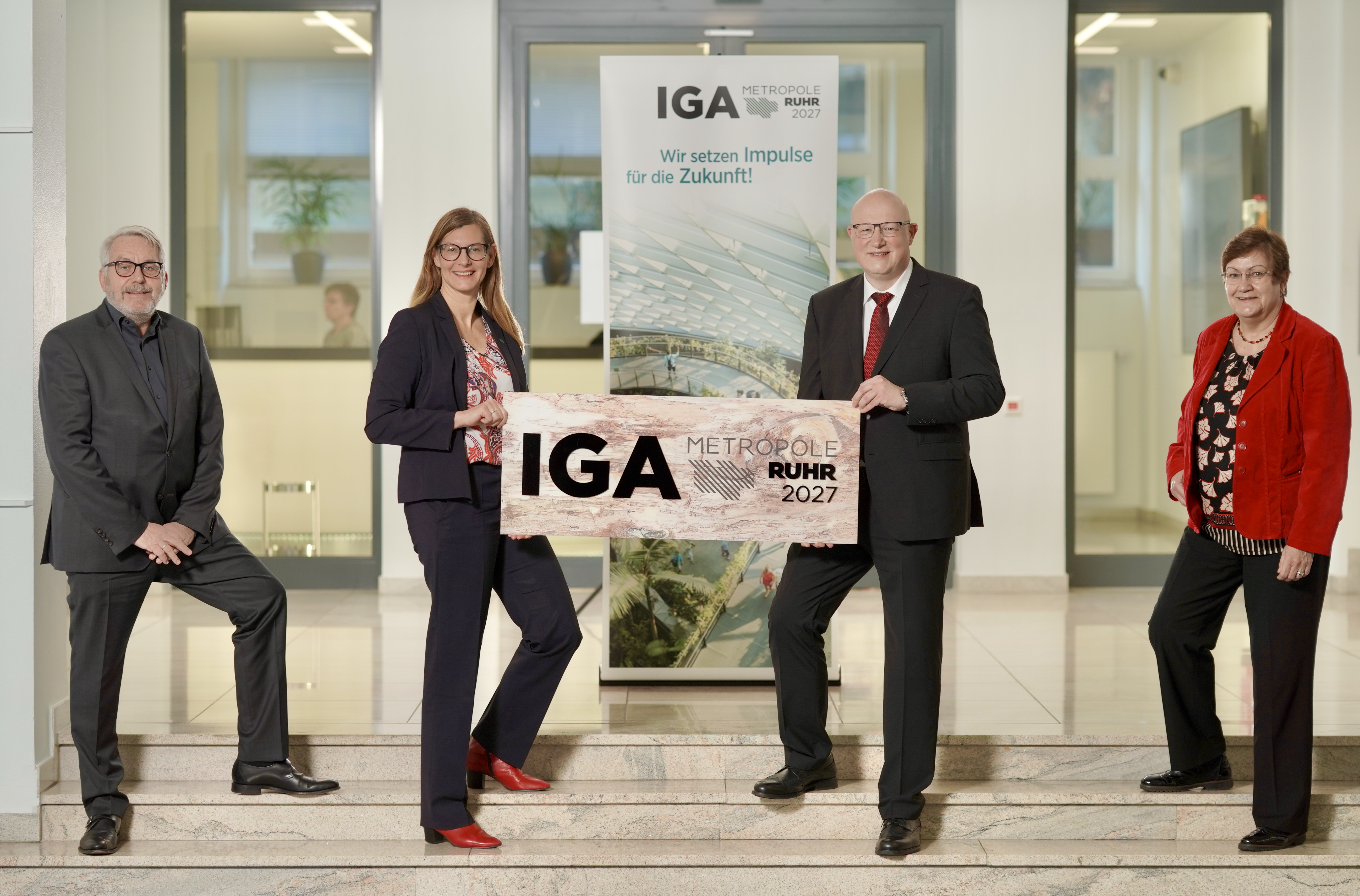 Der neue Geschäftsführer der IGA Metropole Ruhr 2027 gGmbH, Ludwig Schönefeld (Mitte rechts) zusammen mit Jochen Sandner, Geschäftsführer der Deutschen Bundesgartenschau-Gesellschaft, und Nina Frense, RVR-Bereichsleiterin Umwelt und Grüne Infrastruktur, sowie Karola Geiß-Netthöfel, RVR-Regionaldirektorin. (v.l.)