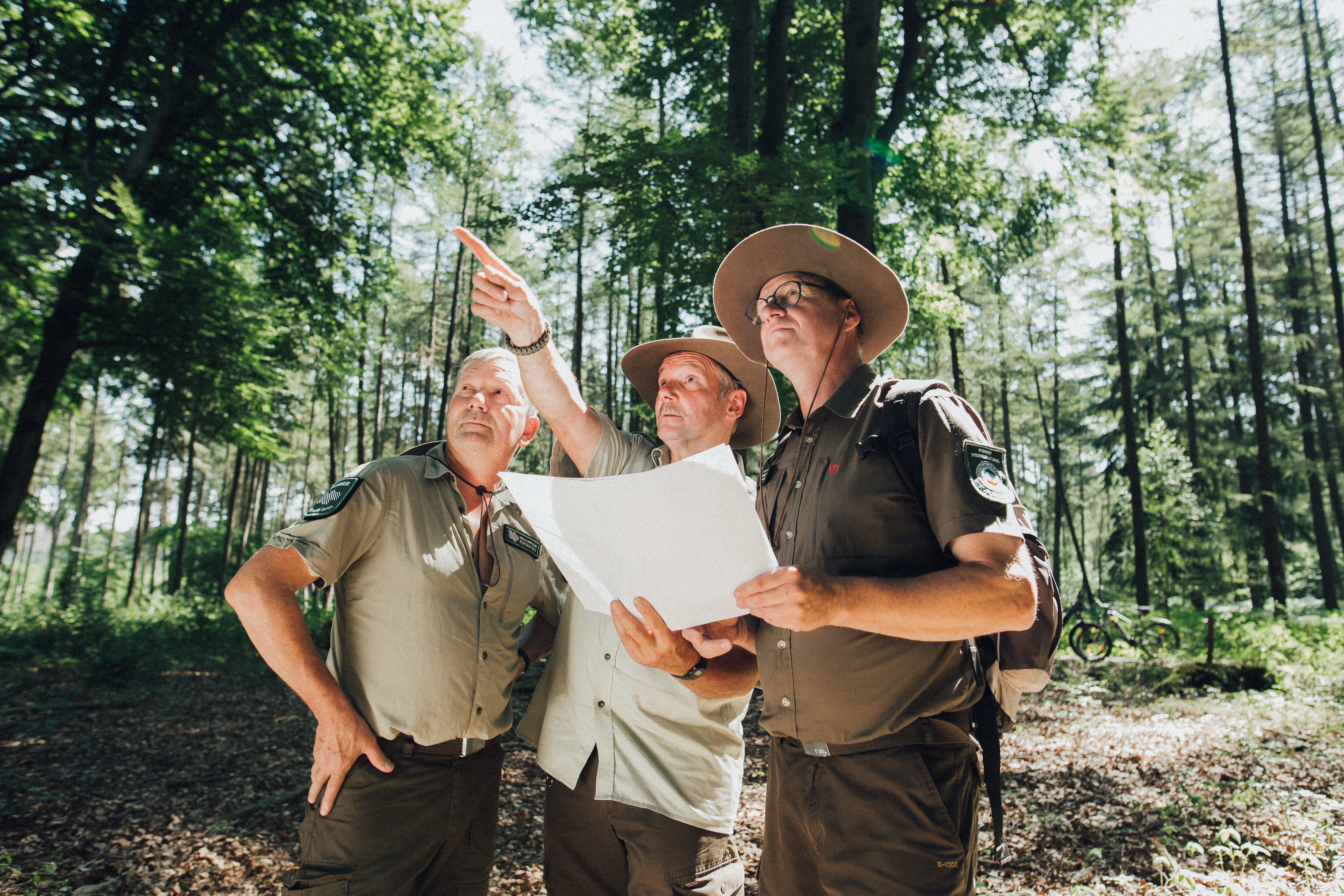 Die RVR-Ranger, also Forstwirte und Forstwirtinnen, die eine Prüfung als Natur- und Landschaftspfleger abgelegt haben, sind unmittelbare Ansprechpersonen für die Besucher der RVR-Wälder.