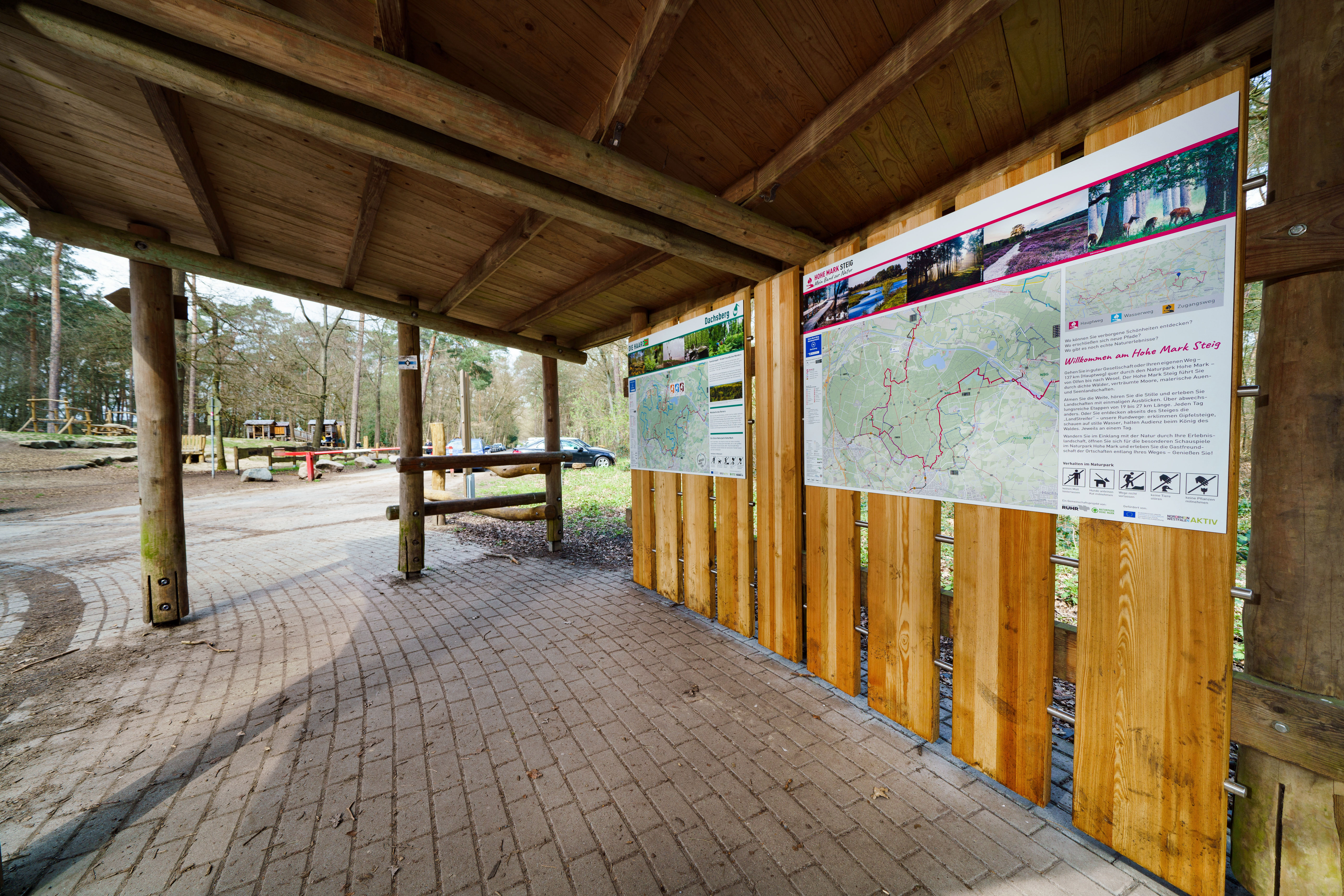 Schutzhütte mit Infotafeln am Fernwanderweg Hohe Mark Steig.