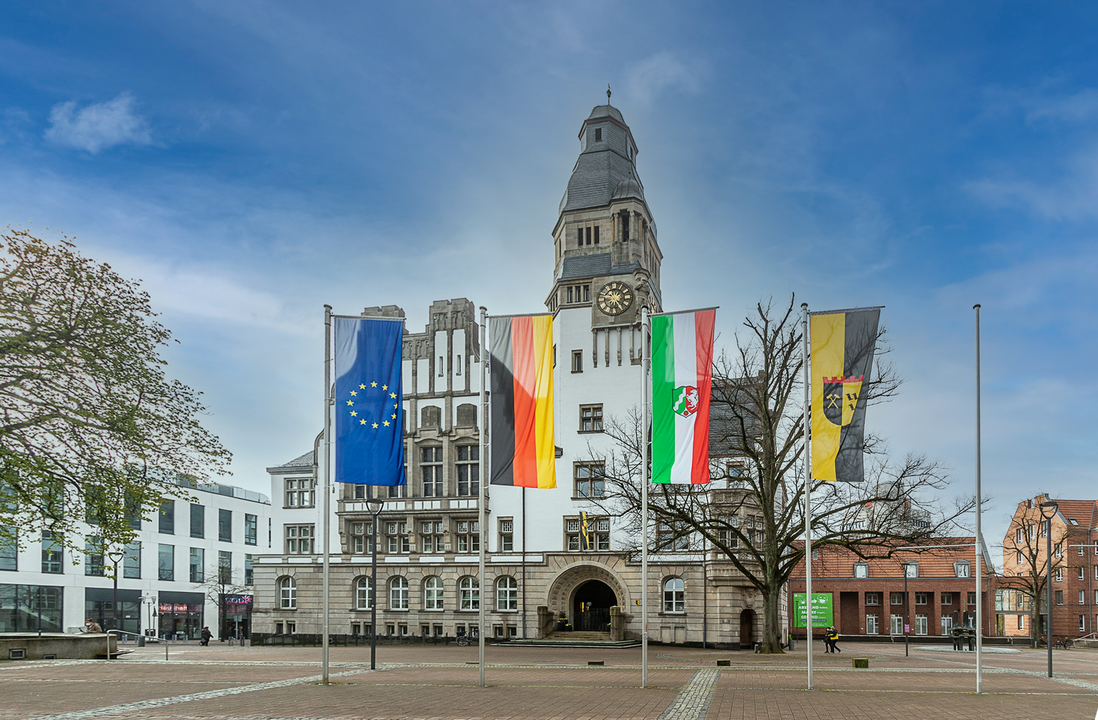 Fahnen am Rathaus Gladbeck anlässlich der Europawoche 2021.