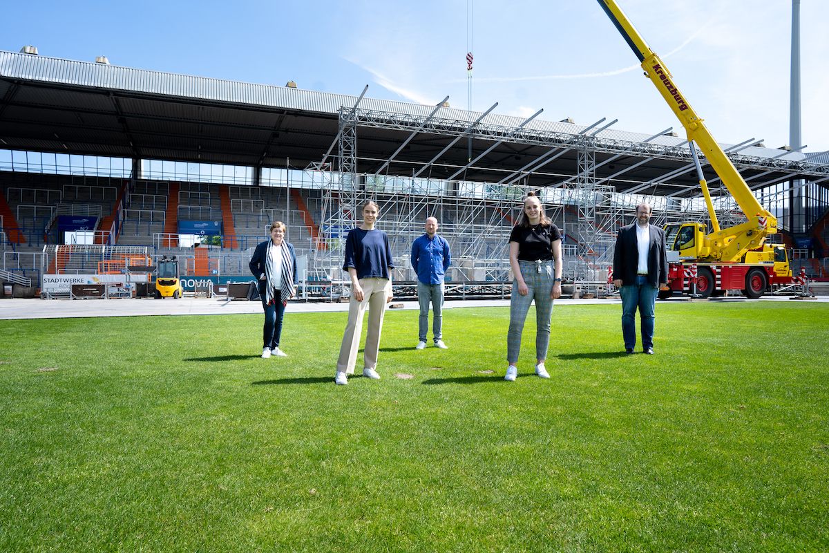 Freuten sich im Nachgang der heutigen RG-Pressekonferenz über den Aufbau-Fortschritt im Vonovia Ruhrstadion für die digitale Sonderedition der RUHR GAMES 21: v.l.n.r.: Karola Geiß-Netthöfel (Regionaldirektorin / Regionalverband Ruhr, Veranstalter), Stefanie von Berge (Vize-U19-Europa- & Deutsche Meisterin, Ruhr Games-Botschafterin Boxen), Niklas Börger (Projektleitung RUHR GAMES), Sarah Polleros (Vize-U18-Europa-& Deutsche Meisterin, Ruhr Games-Botschafterin Basketball) und Nils Klagge (Referatsleiter Sportveranstaltungen / Staatskanzlei des Landes Nordrhein-Westfalen, Förderer)