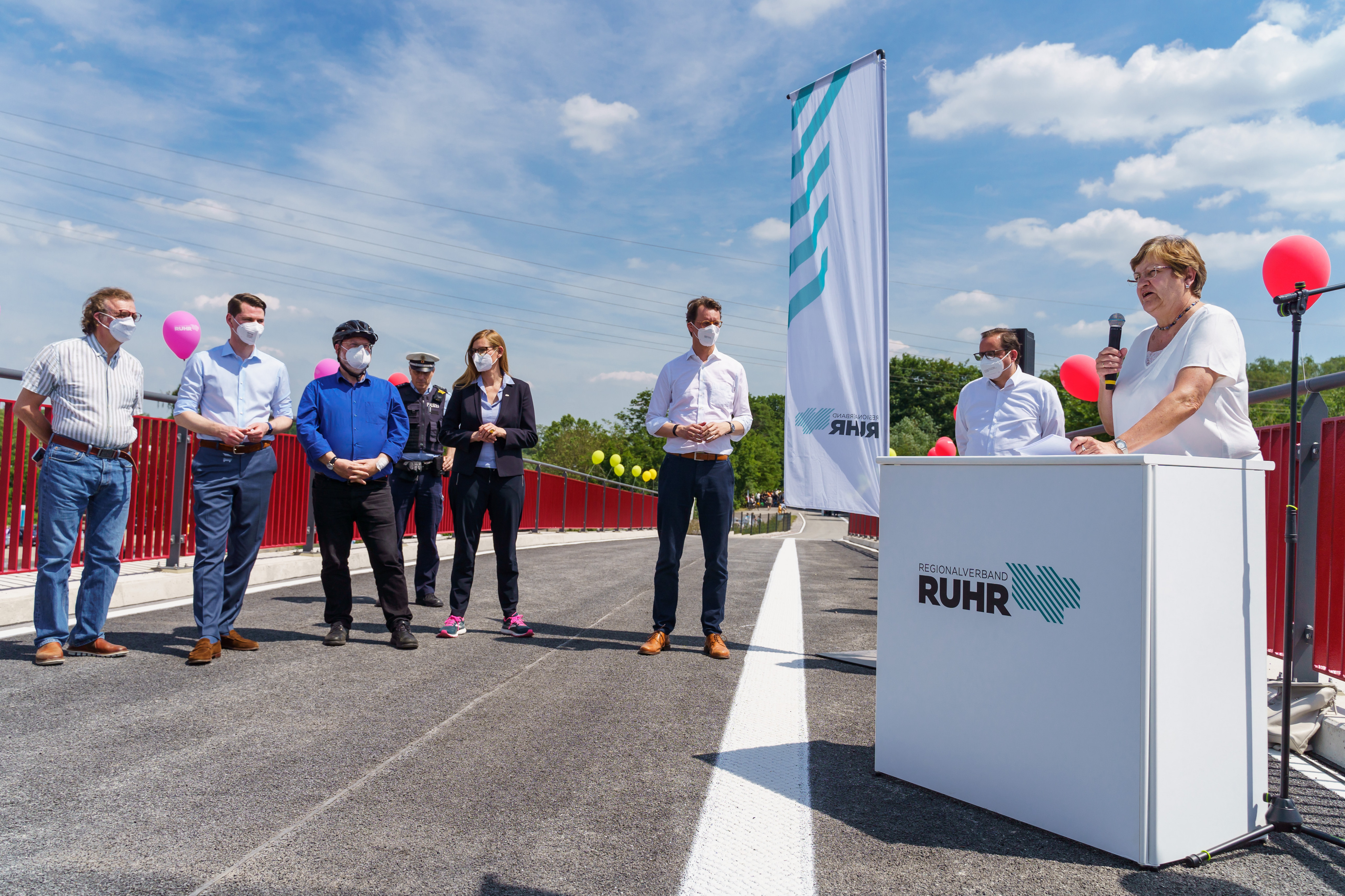 RVR-Regionaldirektorin Karola Geiß-Netthöfel begrüßt ihre Gäste bei der Eröffnung der RS1-Brücke über den Berthold-Beitz-Boulevard in Essen - darunter Thomas Kufen, Oberbürgermeister Stadt Essen (2.v.l.) und Hendrik Wüst, NRW-Verkehrsminister (3. v. l.).