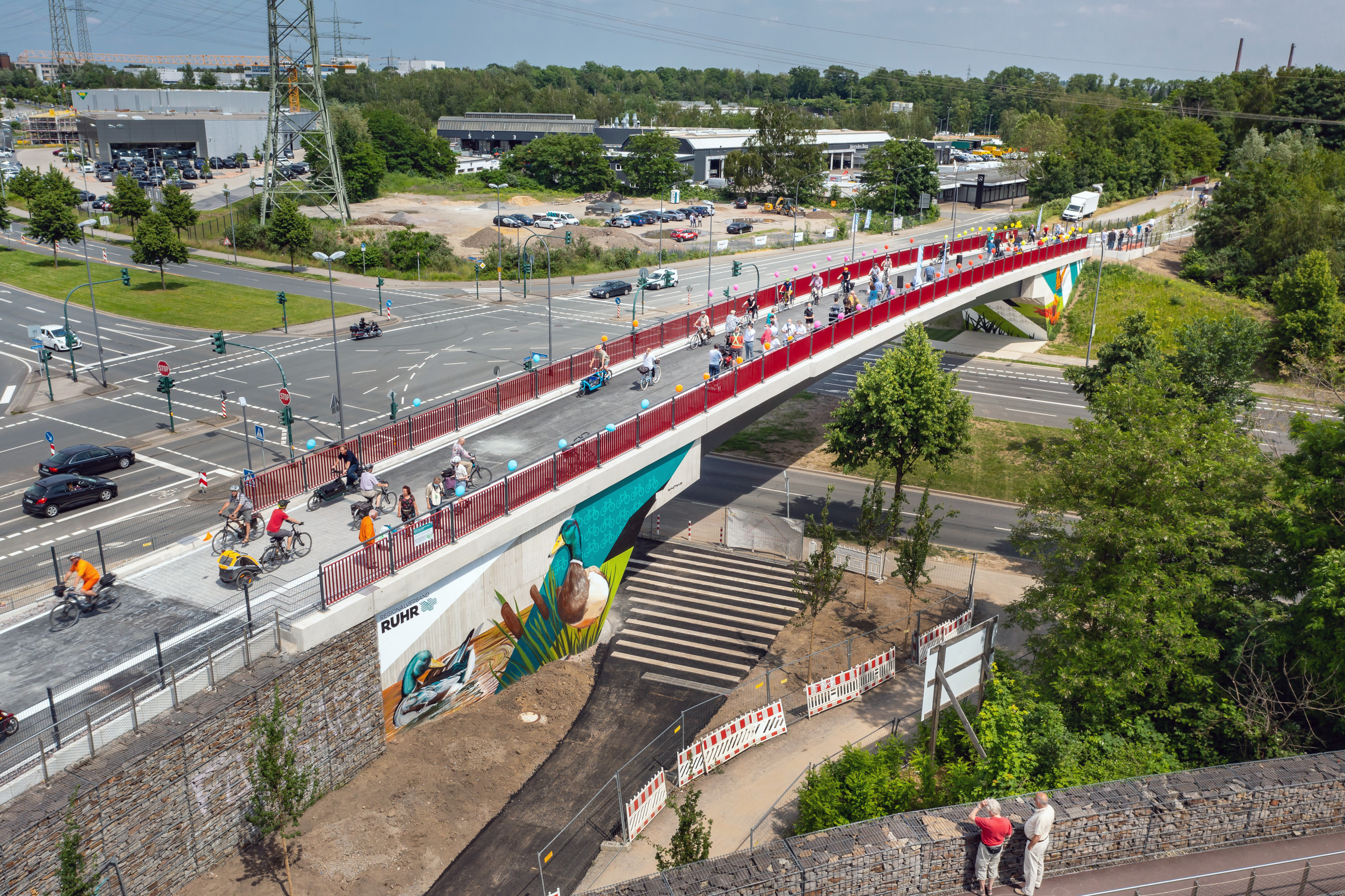 Die Brücke über den Berthold-Beitz-Boulevard in Essen am Tag der Eröffnung am 10. Juni 2021.
