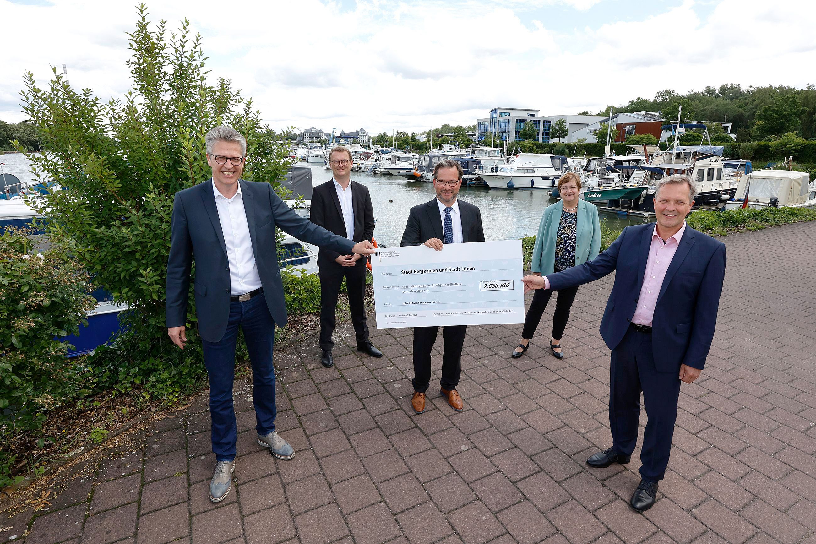 Offizielle Übergabe des Förderbescheids für den IGA-Radweg mit dem Bergkamener Bürgermeister Bernd Schäfer, MdB Oliver Kaczmarek, dem Parlamentarischen Staatssekretär Florian Pronold, RVR-Regionaldirektorin Karola Geiß-Netthöfel und dem Lüner Bürgermeister Jürgen Kleine-Frauns (v. l.).