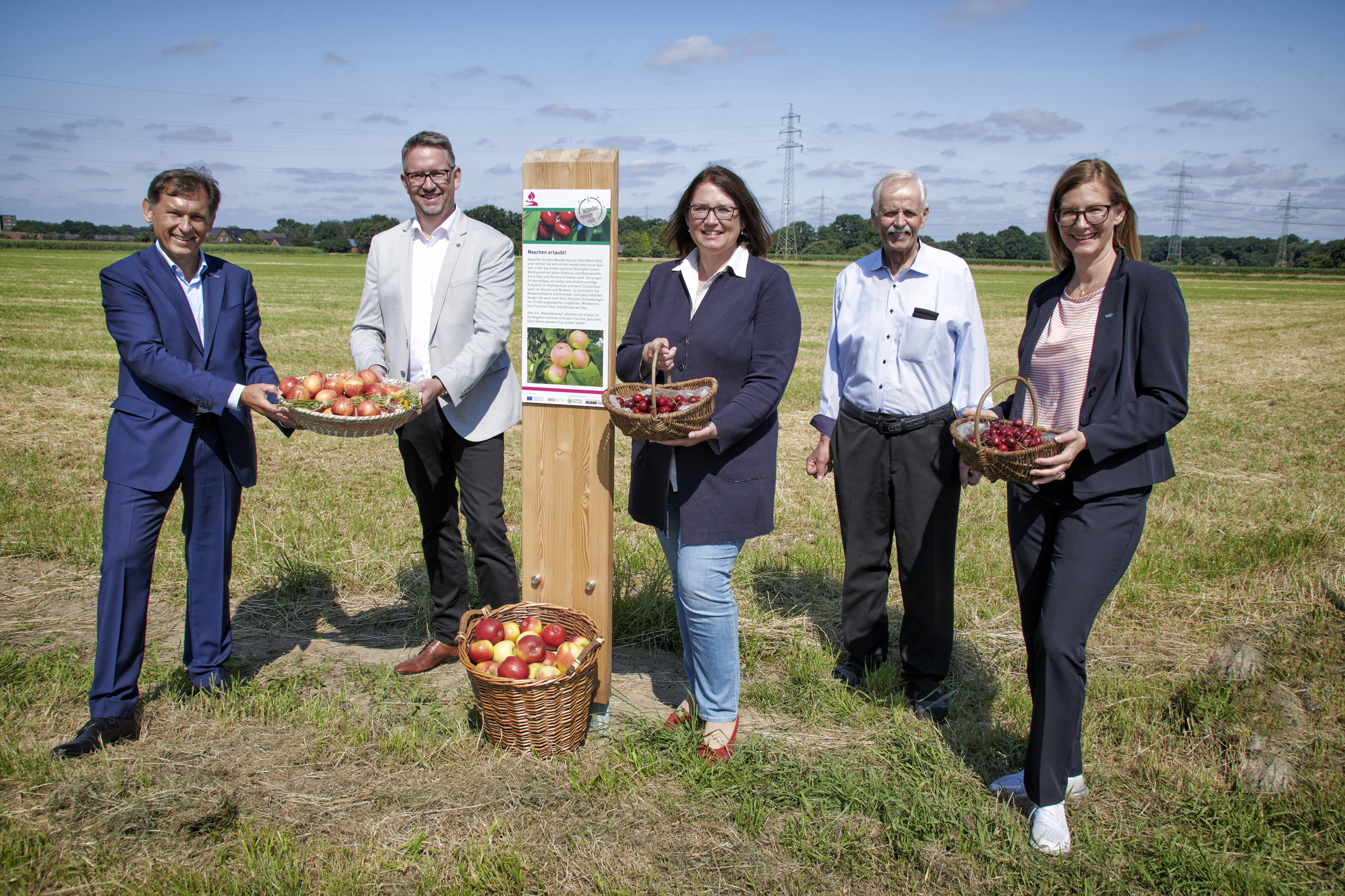 Bei der Eröffnung des Nasch-Obst-Weges im Kreis Wesel am Hohe Mark Steig: Dr. Frank Dudda, Vorsitzender des RVR-Ruhrparlaments, Ingo Brohl, Landrat Kreis Wesel, Ulrike Westkamp, Bürgermeisterin Stadt Wesel, Heinrich Heselmann als Grundstückseigentümer und Nina Frense, RVR-Beigeordnete Umwelt und Grüne Infrastruktur. (v.l.)