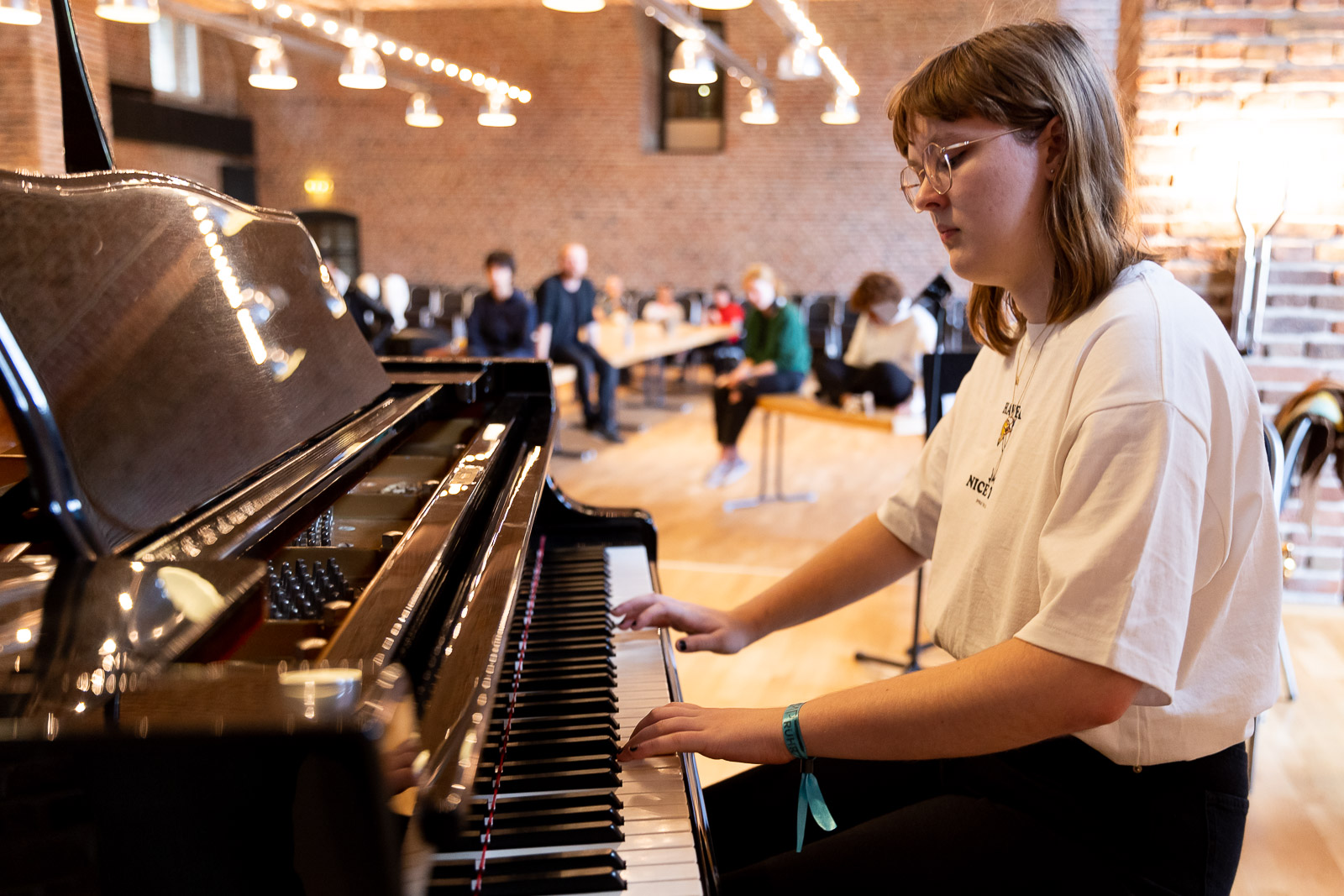 Mädchen am Klavier - Kunstcamp Ruhr 2021 vom 8. bis 14. August 2021 - Workshop in Wesel.