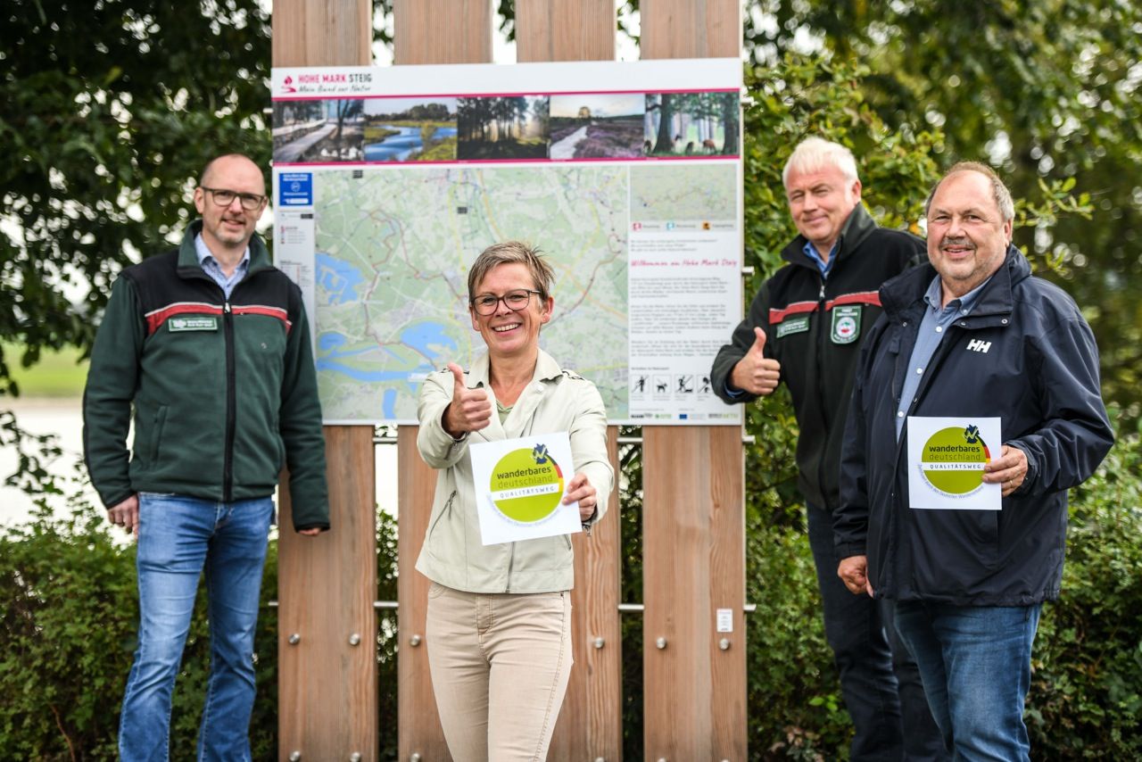 Jetzt ist es offiziell: (v.l.) Holger Böse, Fachbereichsleiter bei RVR Ruhr Grün, Dagmar Beckmann, Geschäftsführerin des Naturparks Hohe Mark, Thomas Kämmerling, Betriebsleiter RVR Ruhr Grün, und Gerd Drüten, Vorsitzender des Betriebsausschusses RVR Ruhr Grün, freuen sich über die Zertifizierung als Qualitätsfernwanderweg für den Hohe Mark Steig.