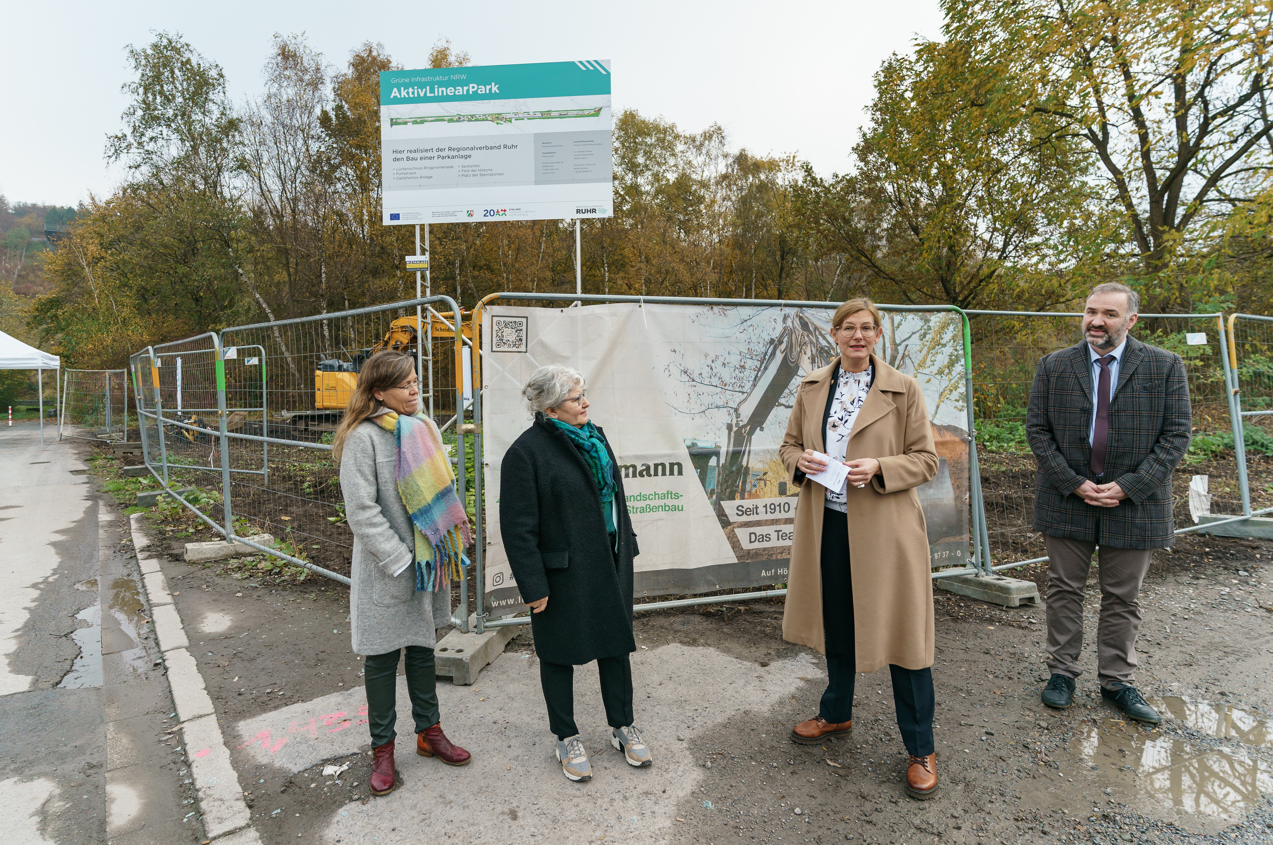 Baubeginn des AktivLinearParks in Herten: Eva Kranjc, Abteilungsleiterin Klima und Umwelt bei der Stadt Recklinghausen, Janine Feldmann, Stadtbaurätin Stadt Herten, Nina Frense, RVR-Beigeordnete für Umwelt und Grüne Infrastruktur und Dr. Marco Zerwas, 3. Stellvertretender Landrat Kreis Recklinghausen.