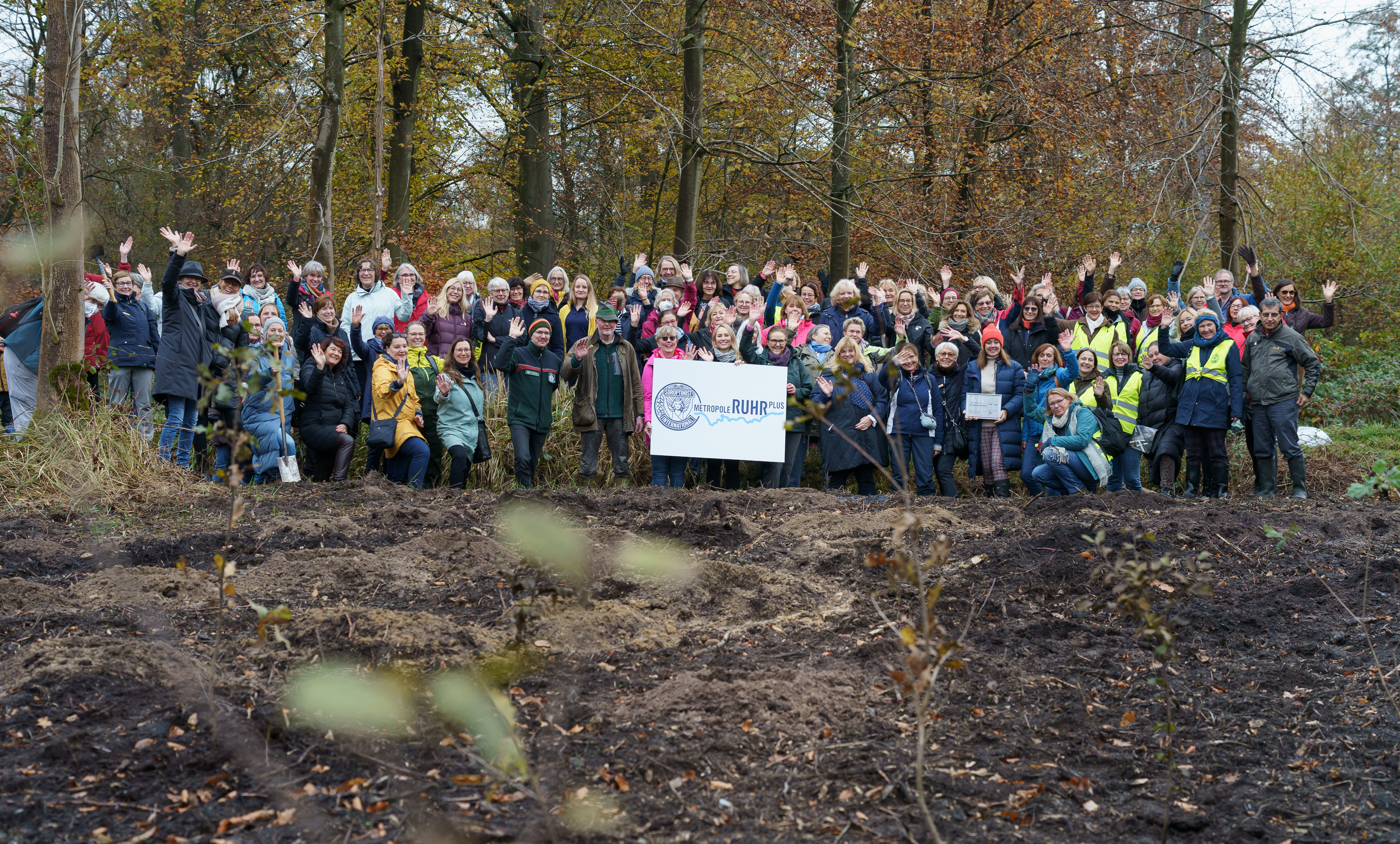 Pflanzaktion von Soroptimist International zusammen mit Fachbereichsleiter Lukas Sieberth und Revierförster Matthias Klar von RVR Ruhr Grün im RVR-Waldgebiet Grutholz/Nierholz in Castrop-Rauxel.