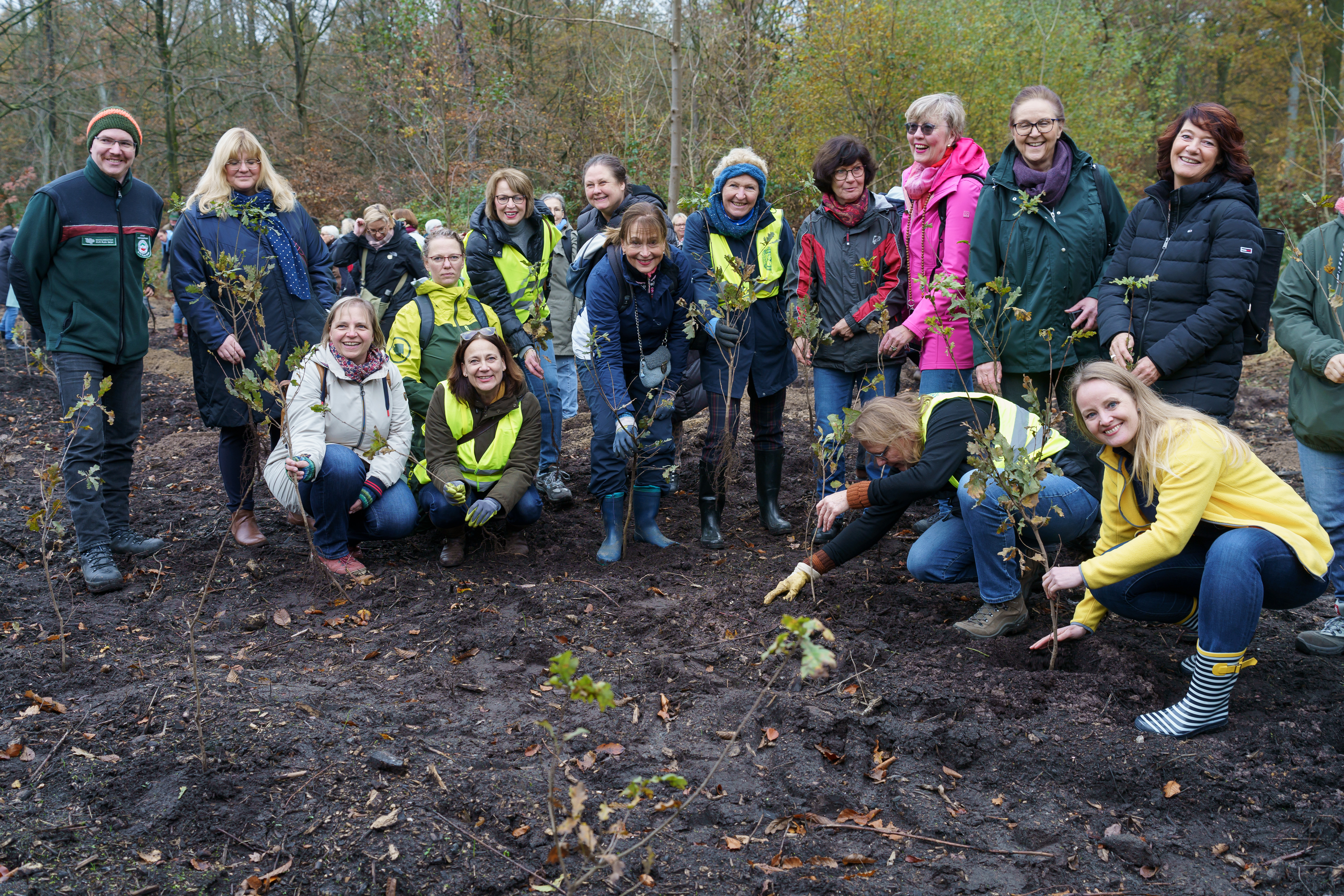 Pflanzaktion von Soroptimist International zusammen mit Lukas Sieberth, Fachbereichsleiter von RVR Ruhr Grün (links) im RVR-Waldgebiet Grutholz/Nierholz in Castrop-Rauxel.