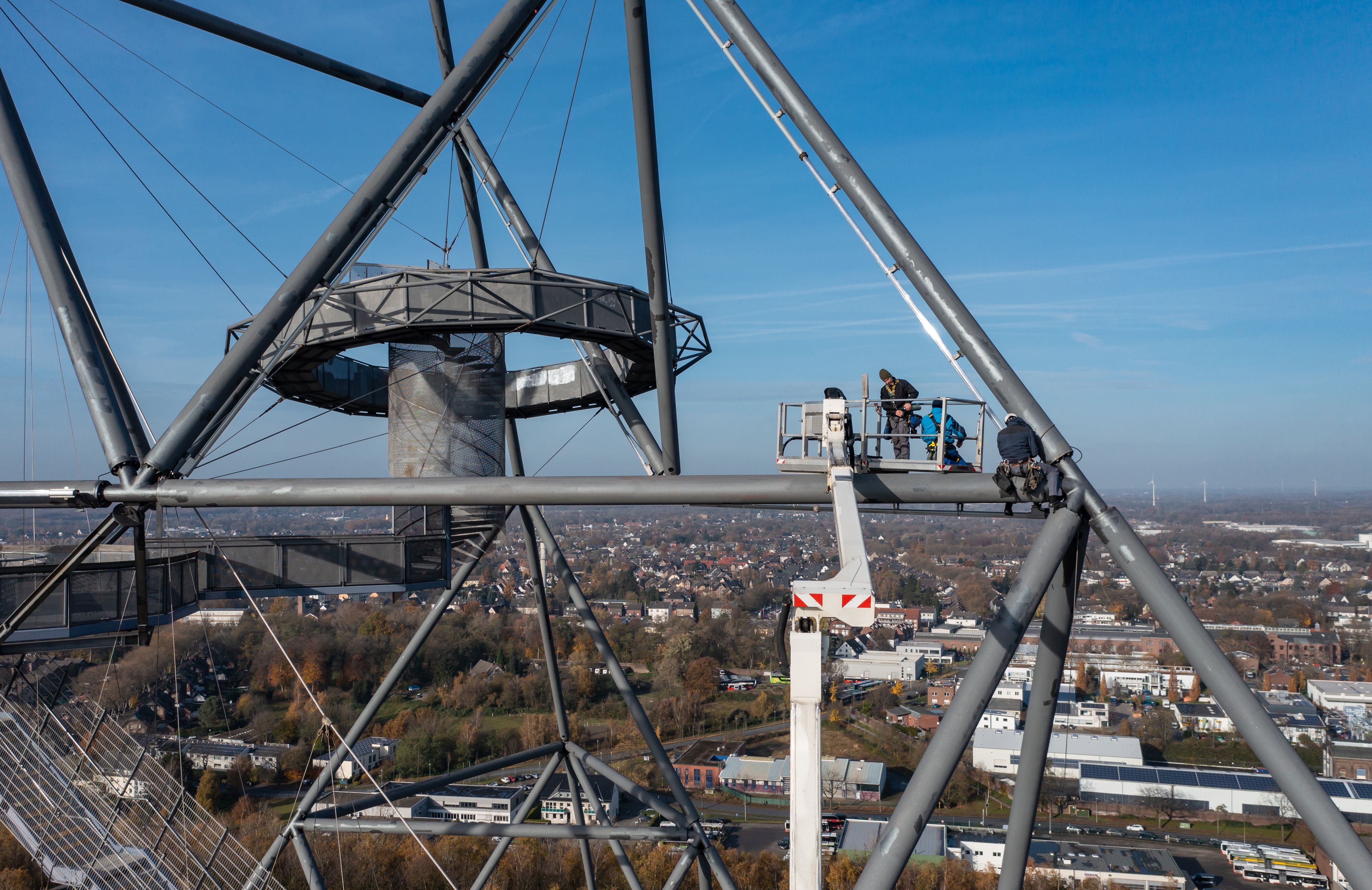 Arbeiten in luftiger Höhe für die Erneuerung der Lichtinstallation am 18. November 2021 am Tetraeder auf der Halde Beckstraße in Bottrop.