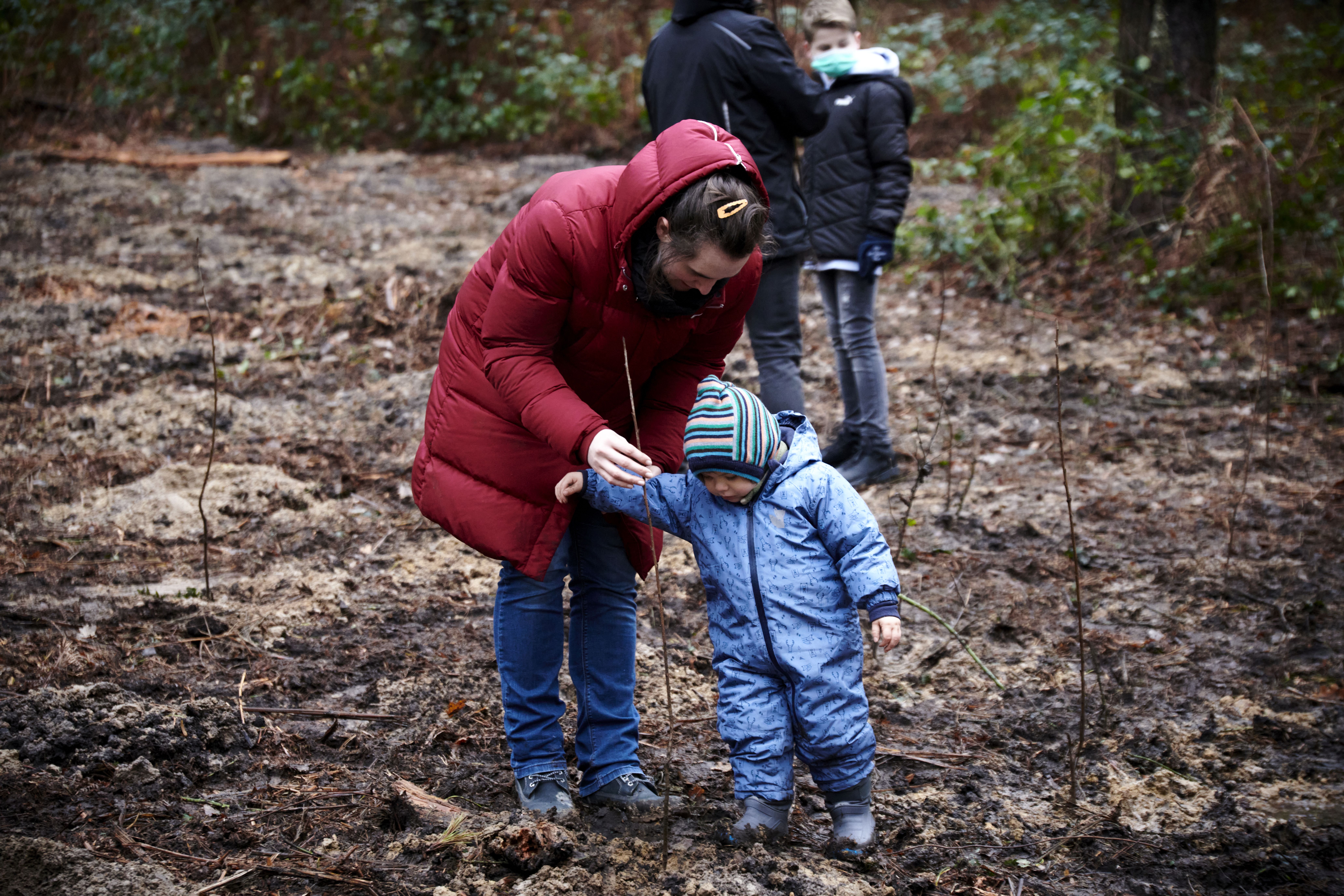 Auch kleine helfende Hände wurden gebraucht bei der Pflanzaktion am 4. Dezember 2021 in der Kirchheller Heide bei Dinslaken.