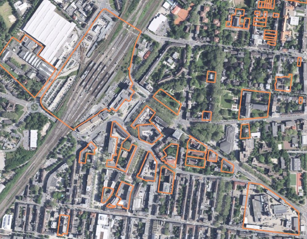Luftbildaufnahme der Oberhausener Innenstadt mit angrenzendem Bahnhofsviertel mit markierten Denkmälern.