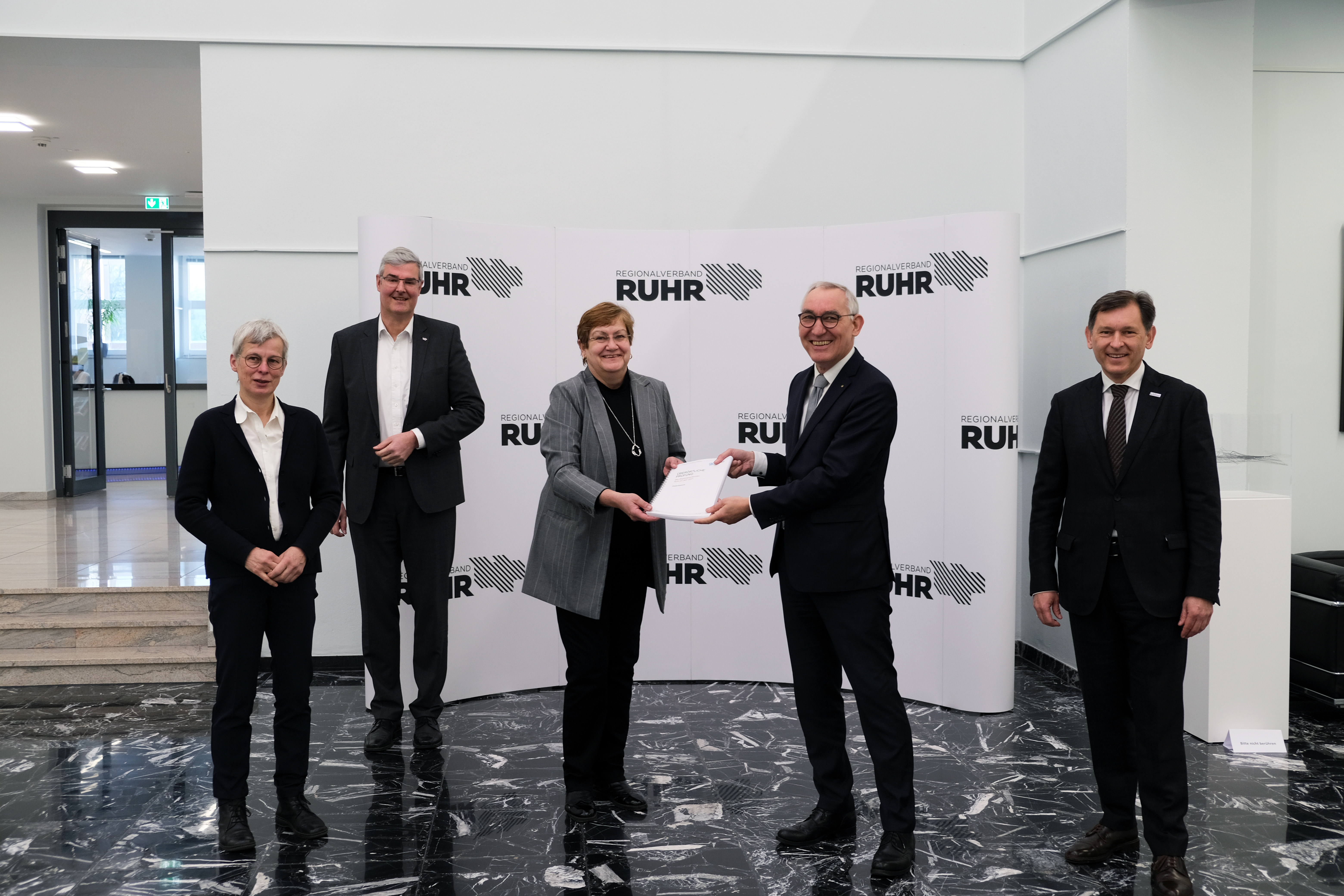 Bei der Übergabe des Prüfberichts: gpa-Projektleiterin Friederike Wandmacher, RVR-Beigeordneter Wirtschaft Markus Schlüter, RVR-Regionaldirektorin Karola Geiß-Netthöfel, gpa-Präsident Heinrich Böckelühr und Dr. Frank Dudda, Vorsitzender der Verbandsversammlung und Oberbürgermeister Stadt Herne.