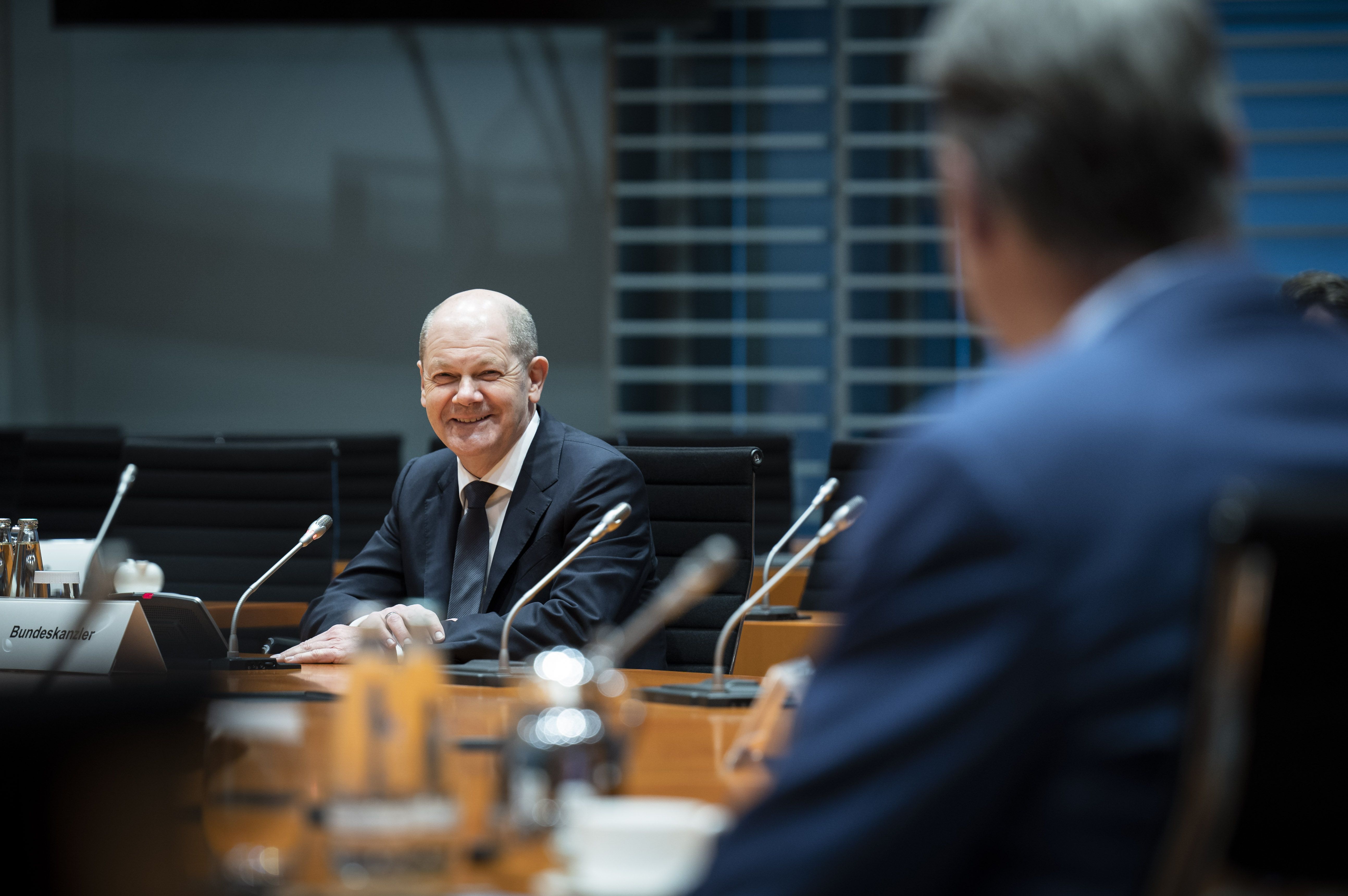 Bundeskanzler Olaf Scholz im Gespräch mit dem RVR-Kommunalrat beim Berlin-Ruhr-Dialog am 24. März im Bundeskanzleramt.