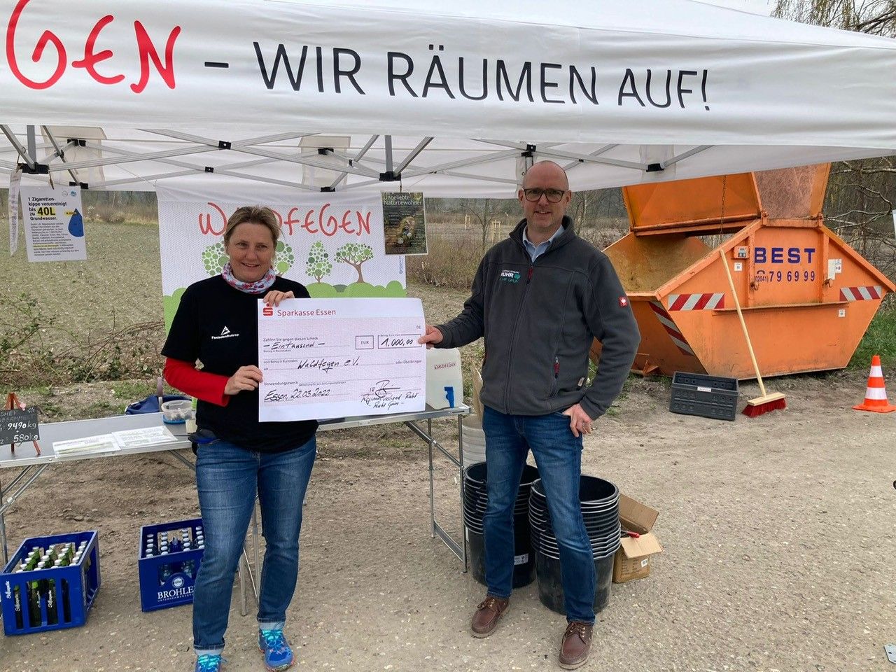 Scheckübergabe an Sabine Kukla (2. Vors. Waldfegen e.V.) durch Holger Böse (RVR Ruhr Grün).