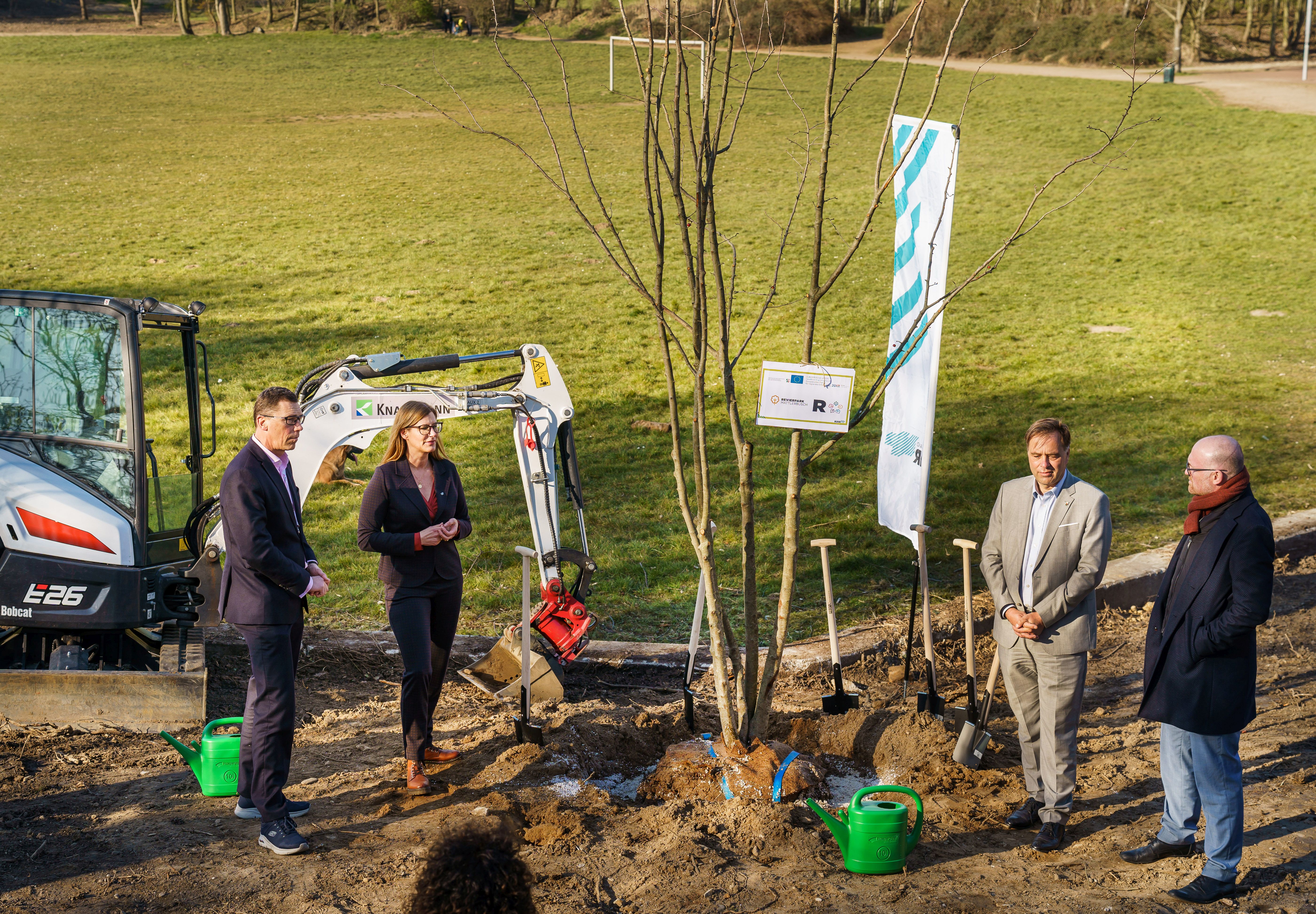 Baumpflanzaktion im Revierpark Mattlerbusch mit Nina Frense, RVR-Beigeordnete Umwelt (2.v.l.), und  Sören Link, Oberbürgermeister Stadt Duisburg (1.v.r.).