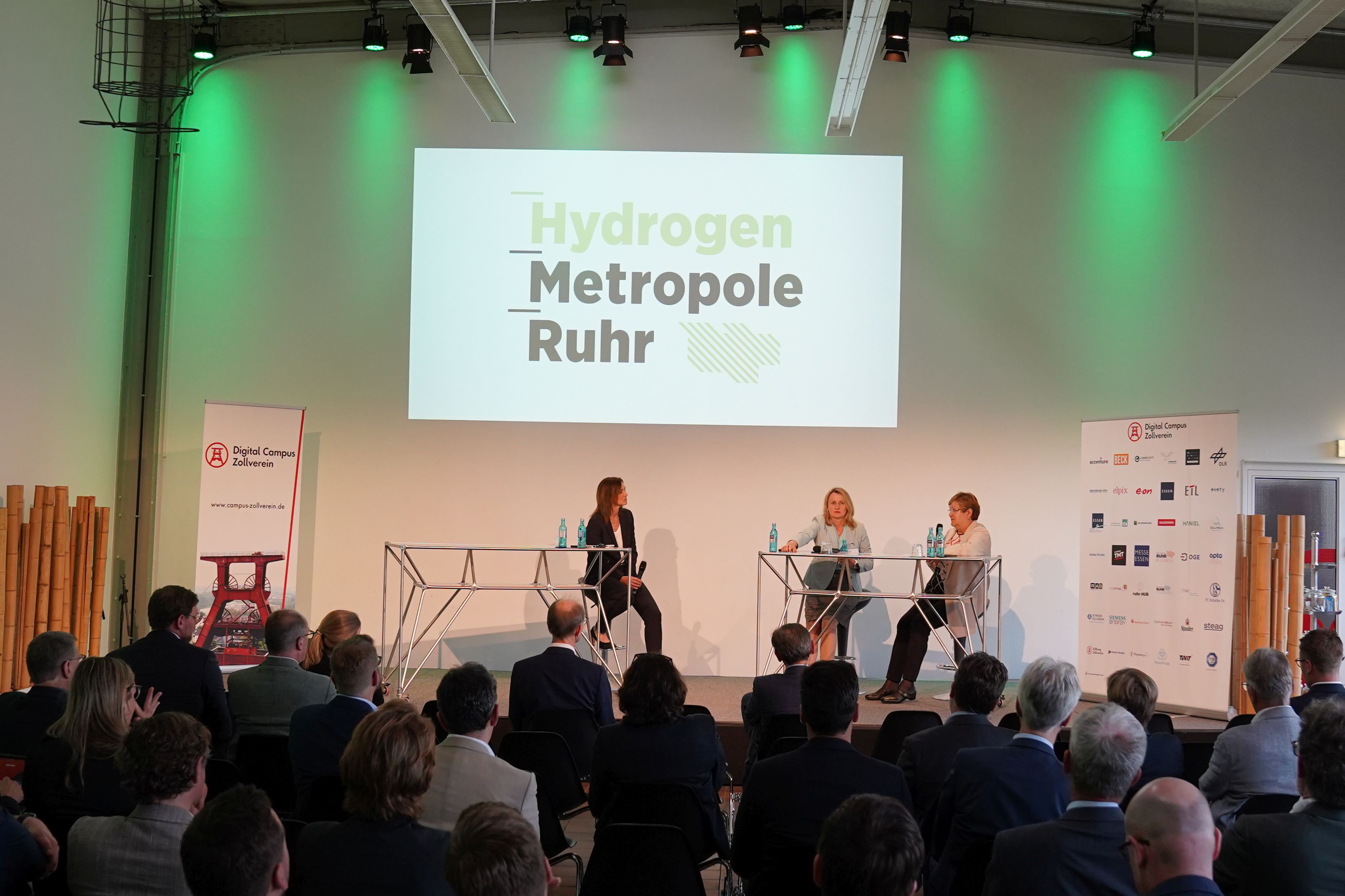 RVR-Regionaldirektorin Karola Geiß-Netthöfel (rechts) und Prof. Dr. Julia Frohne (Mitte) bei der Vorstellung des Hydrogen-Netzwerkes am 17. Mai 2022 in Essen zusammen mit Moderatorin Jeanette Kuhn.