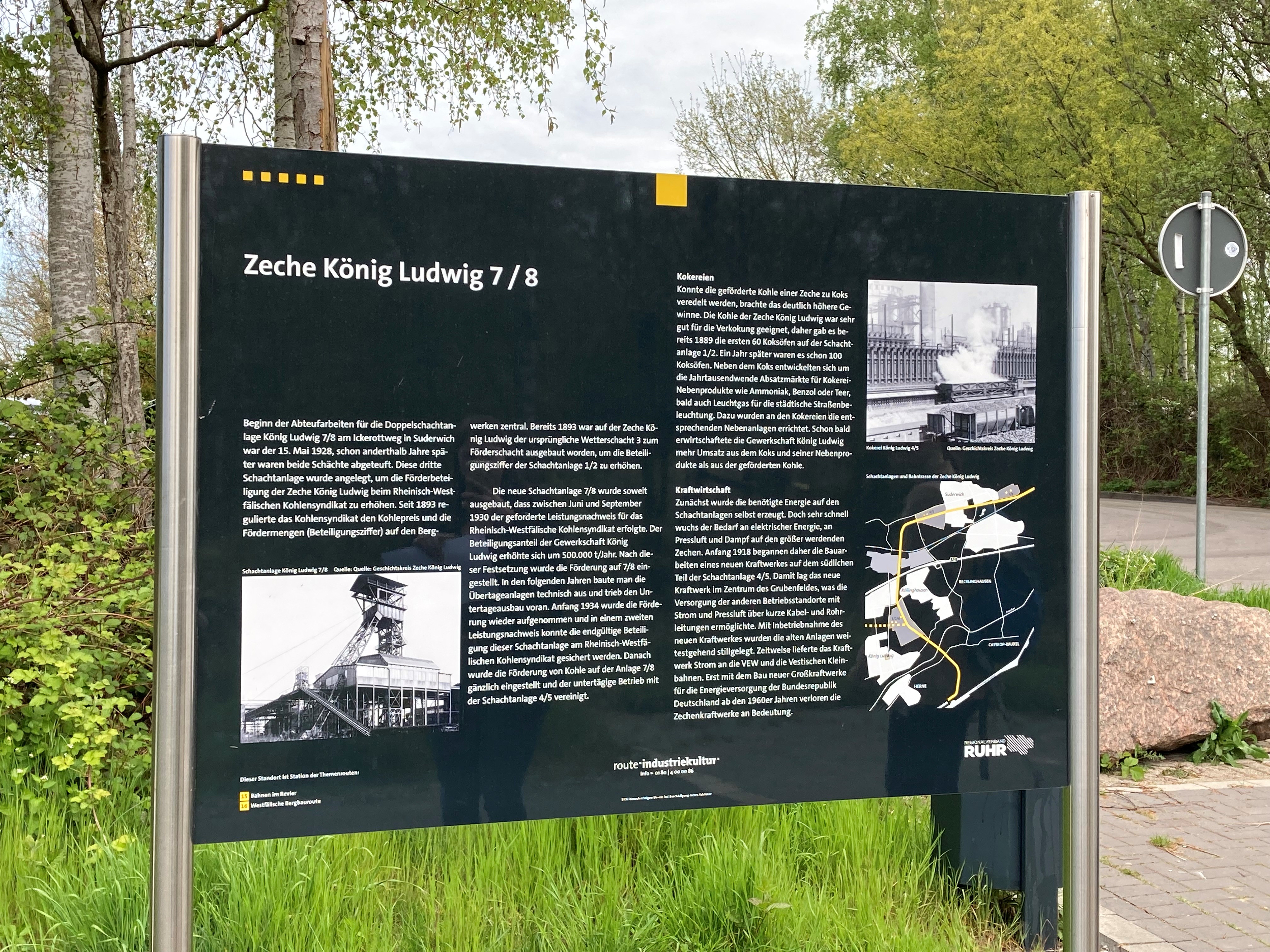 Infotafel mit Text und Fotos