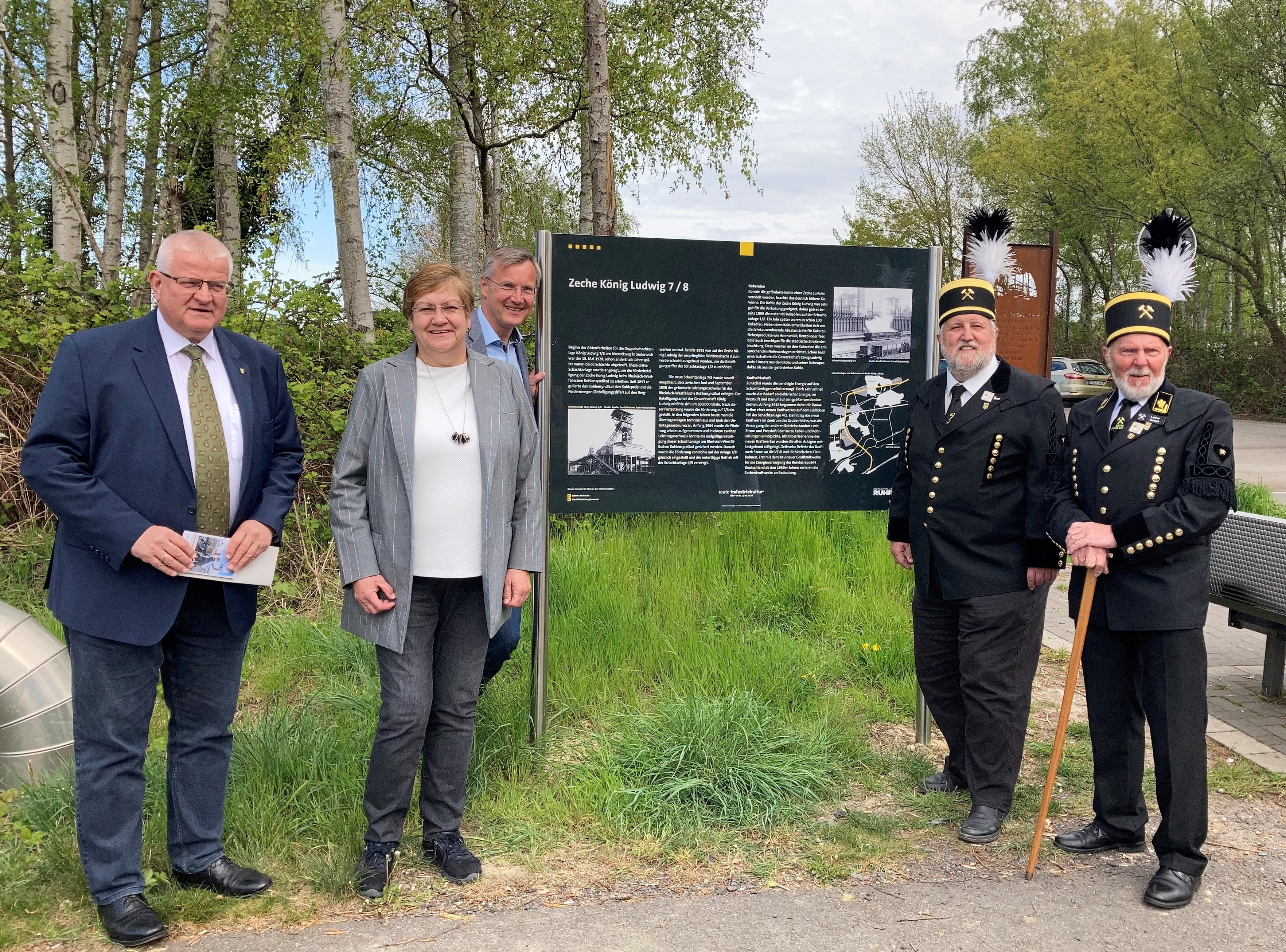 4 Personen für der neuen Infotafel