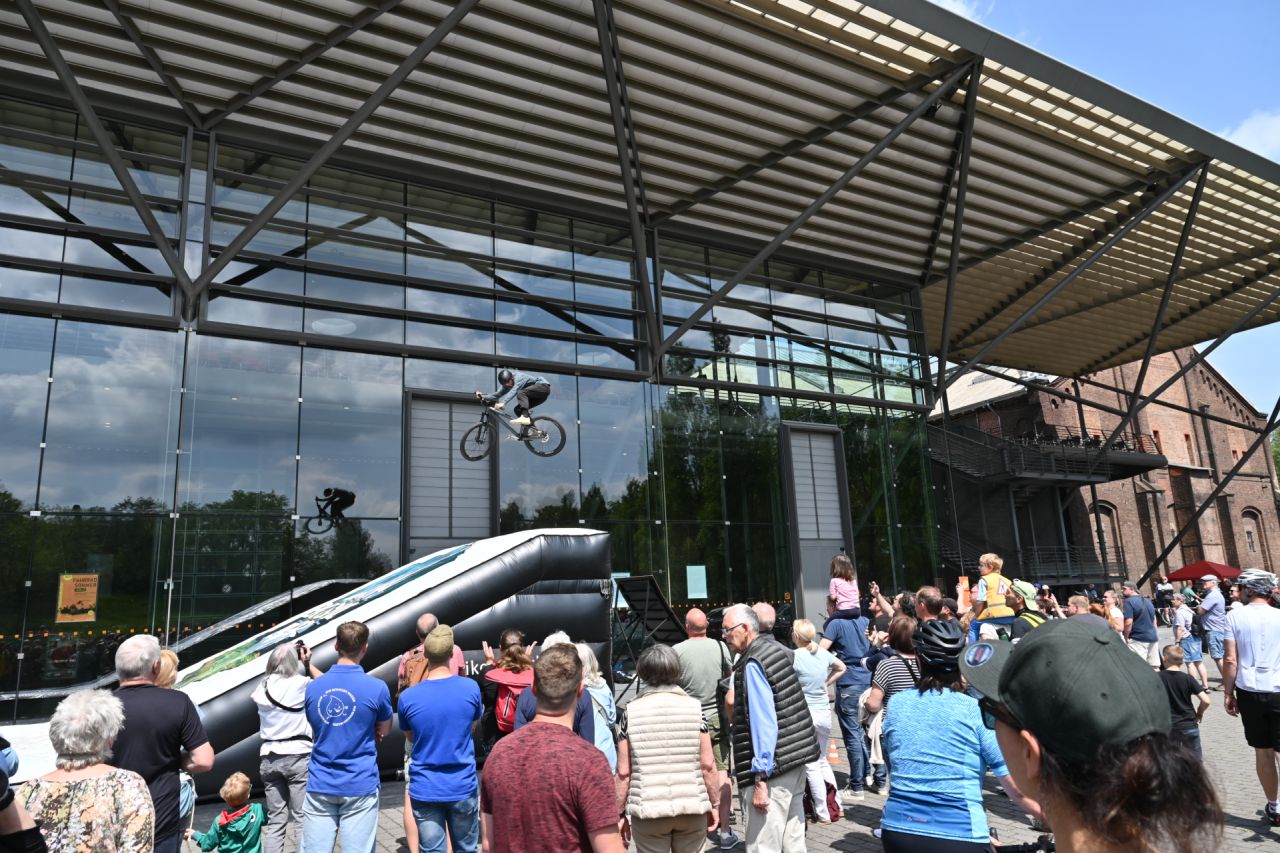 Action vor der Jahrhunderthalle in Bochum.
