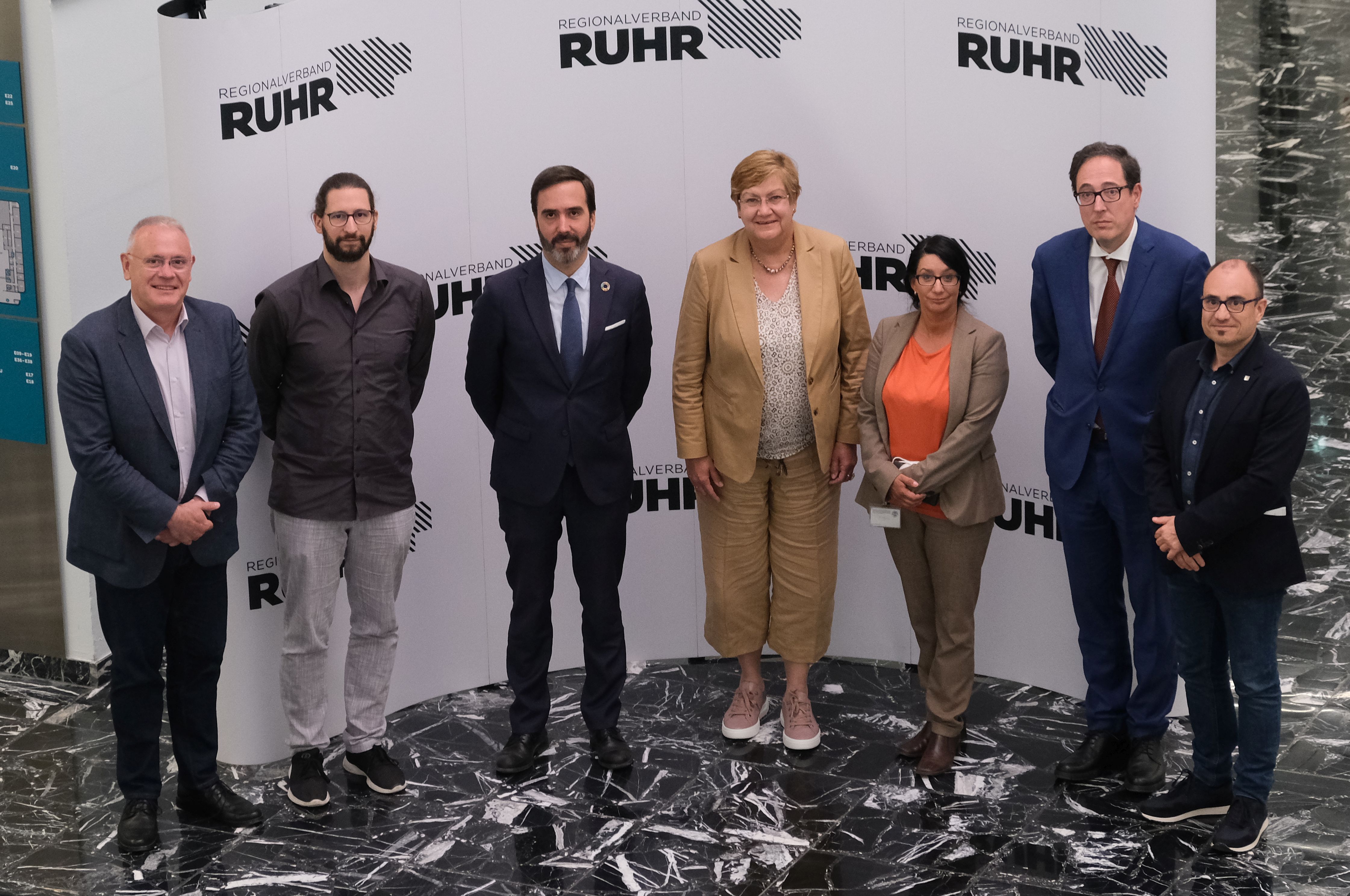 Karola Geiß-Netthöfel begrüßt die Gäste aus dem Baskenland im Lichthof der RVR-Verbandsgebäudes.