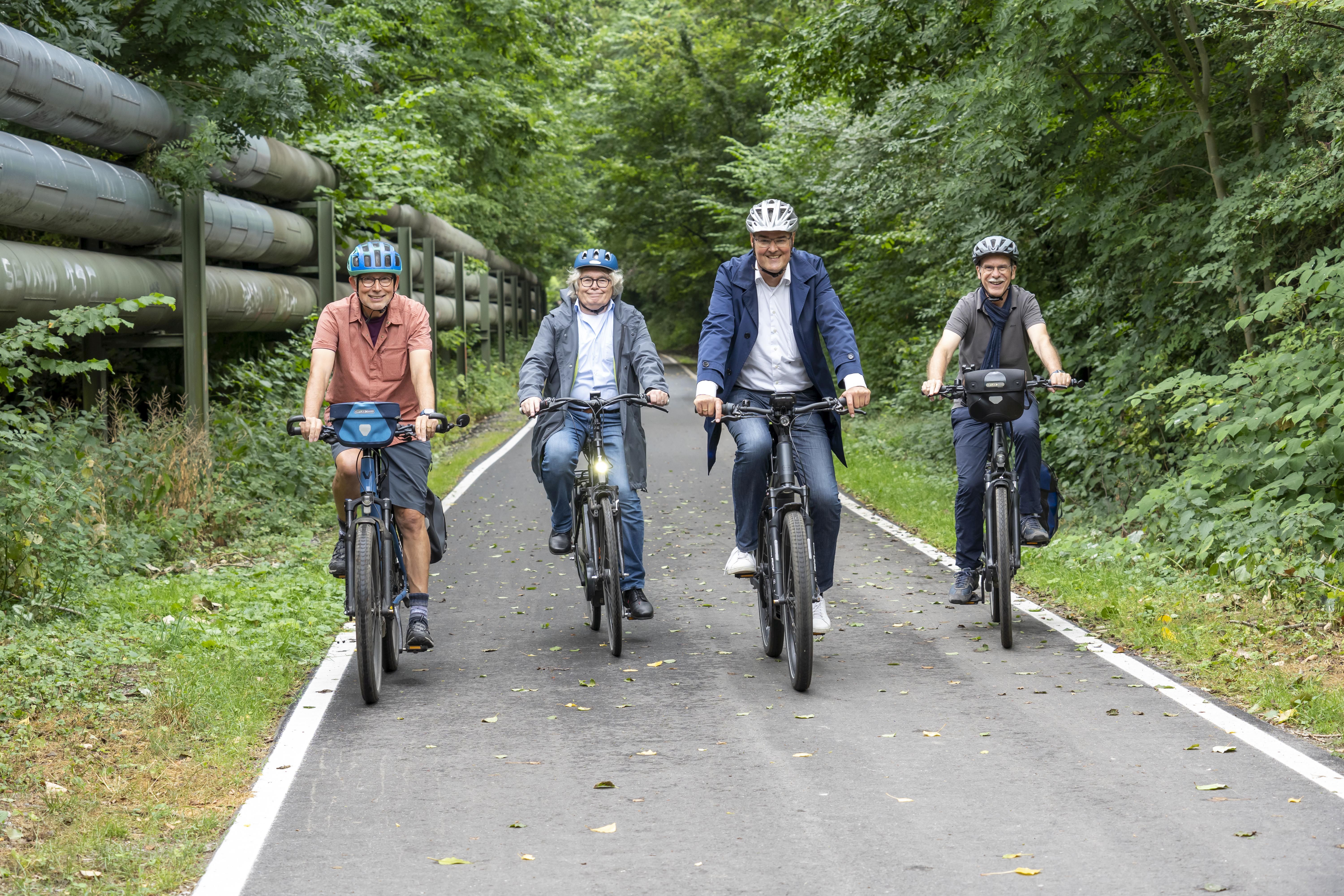 Markus Schlüter, stellvertretender RVR-Regionaldirektor (2.v.r.), zusammen mit Lothar Gräfingholt, Mitglied RVR-Verbandsversammlung (2.v.l.) sowie Bernhard Raeder (l.) und Georg Puhe (r.) vom ADFC bei der Eröffnung des Radweges in Bochum.