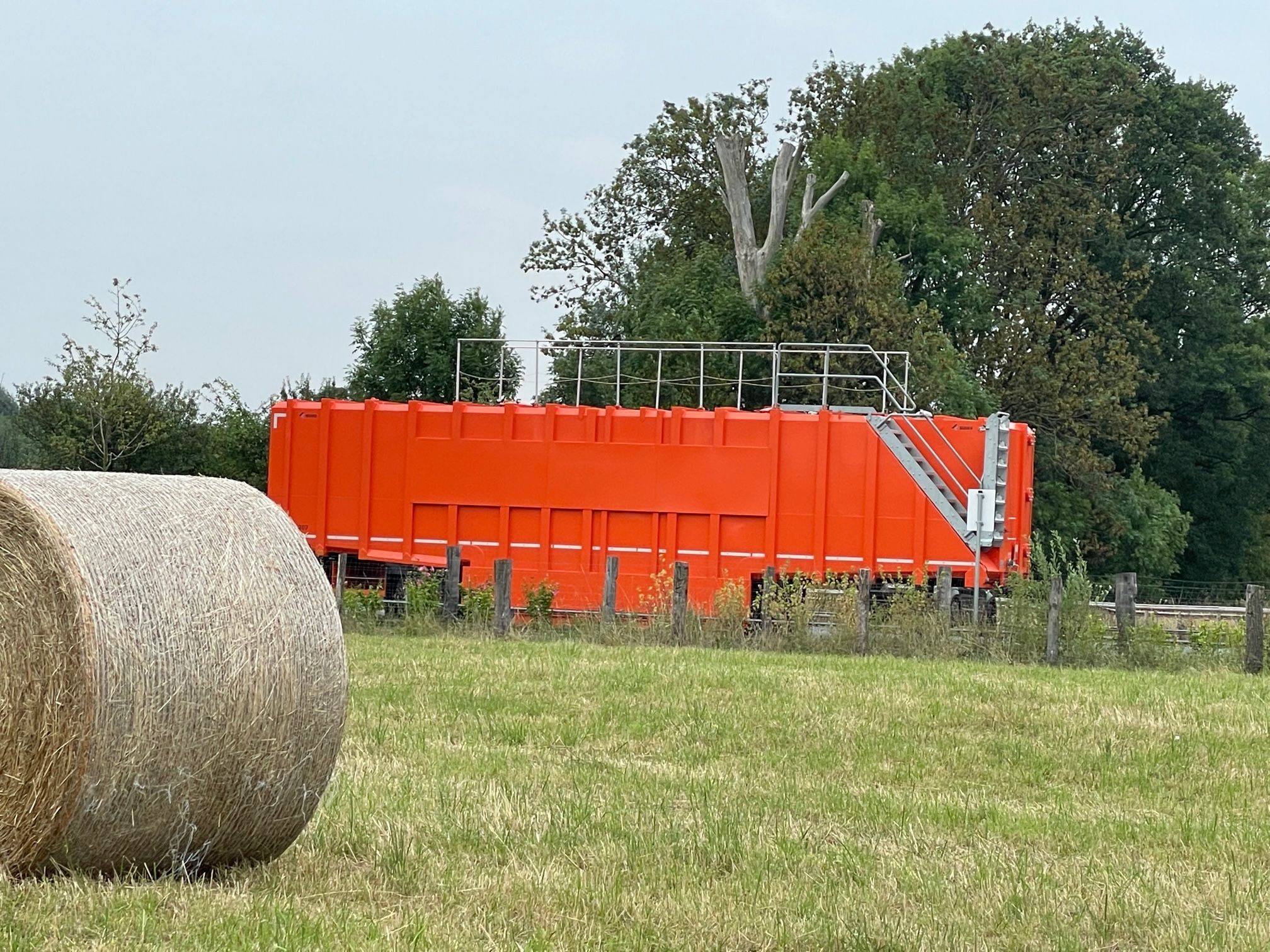 Nicht zu übersehen: Der riesige, rote Tank mit Löschwasser am Haus Ripshorst.