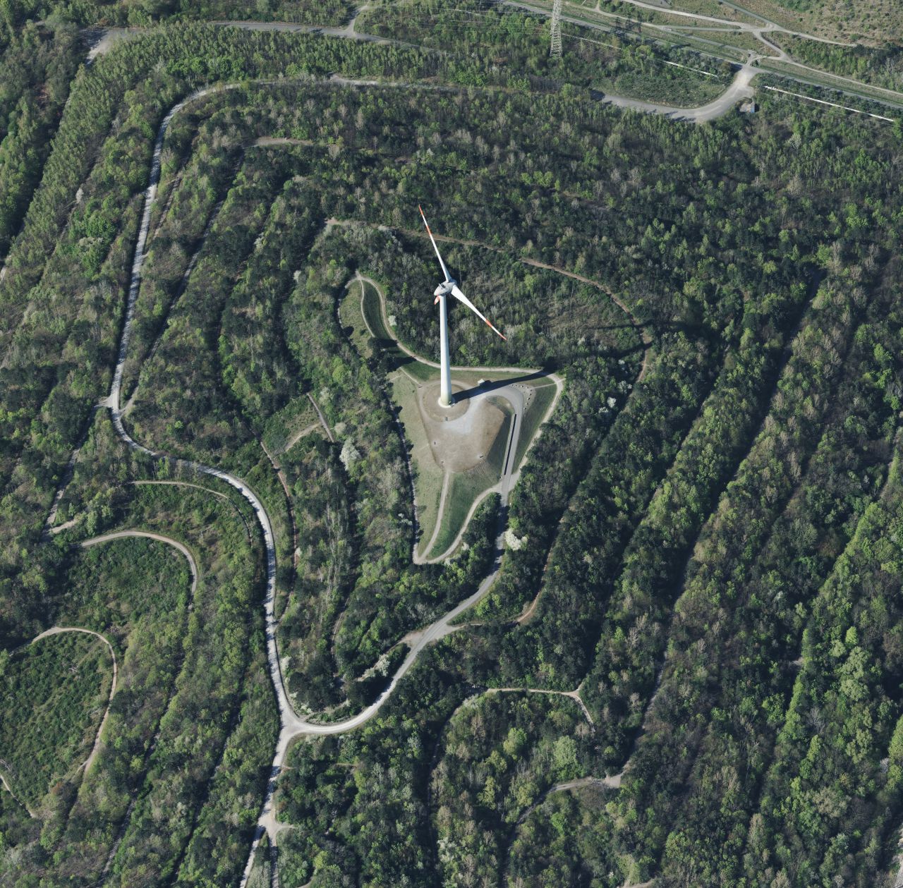 Windrad auf der Halde Hoppenbruch in Herten aus der Vogelperspektive.