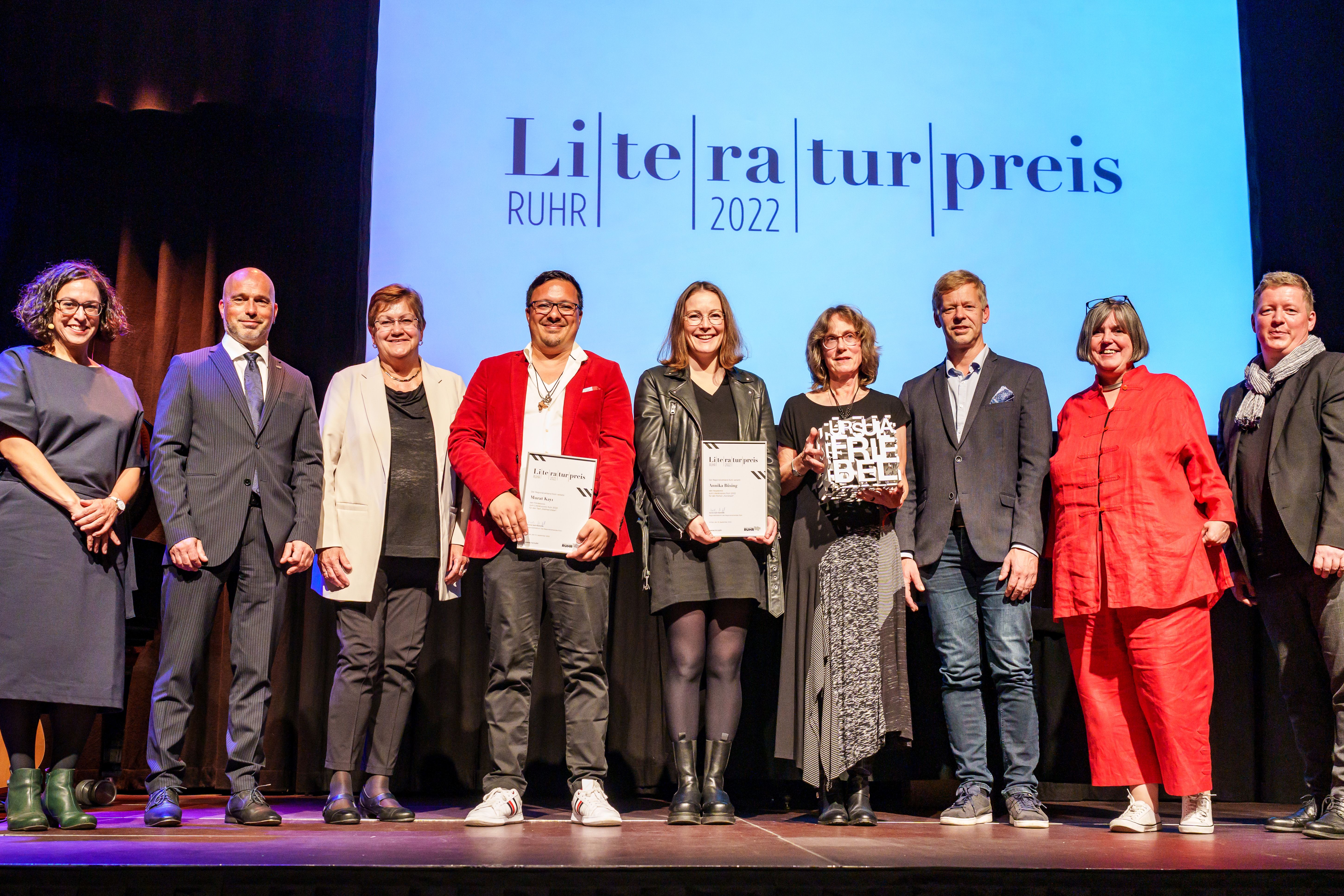 RVR-Regionaldirektorin Karola Geiß-Netthöfel (2. v.l.) mit Murat Kayi (Förderpreis, 4.v.l.) und Annika Büsing (Hauptpreis, 5. v.l.) und Ursula Friebel (Förderpreis, 6.v.l.) zusammen mit Laudatoren, Jury-Mitgliedern und Moderatorin Elif Senel (1.v.l.).