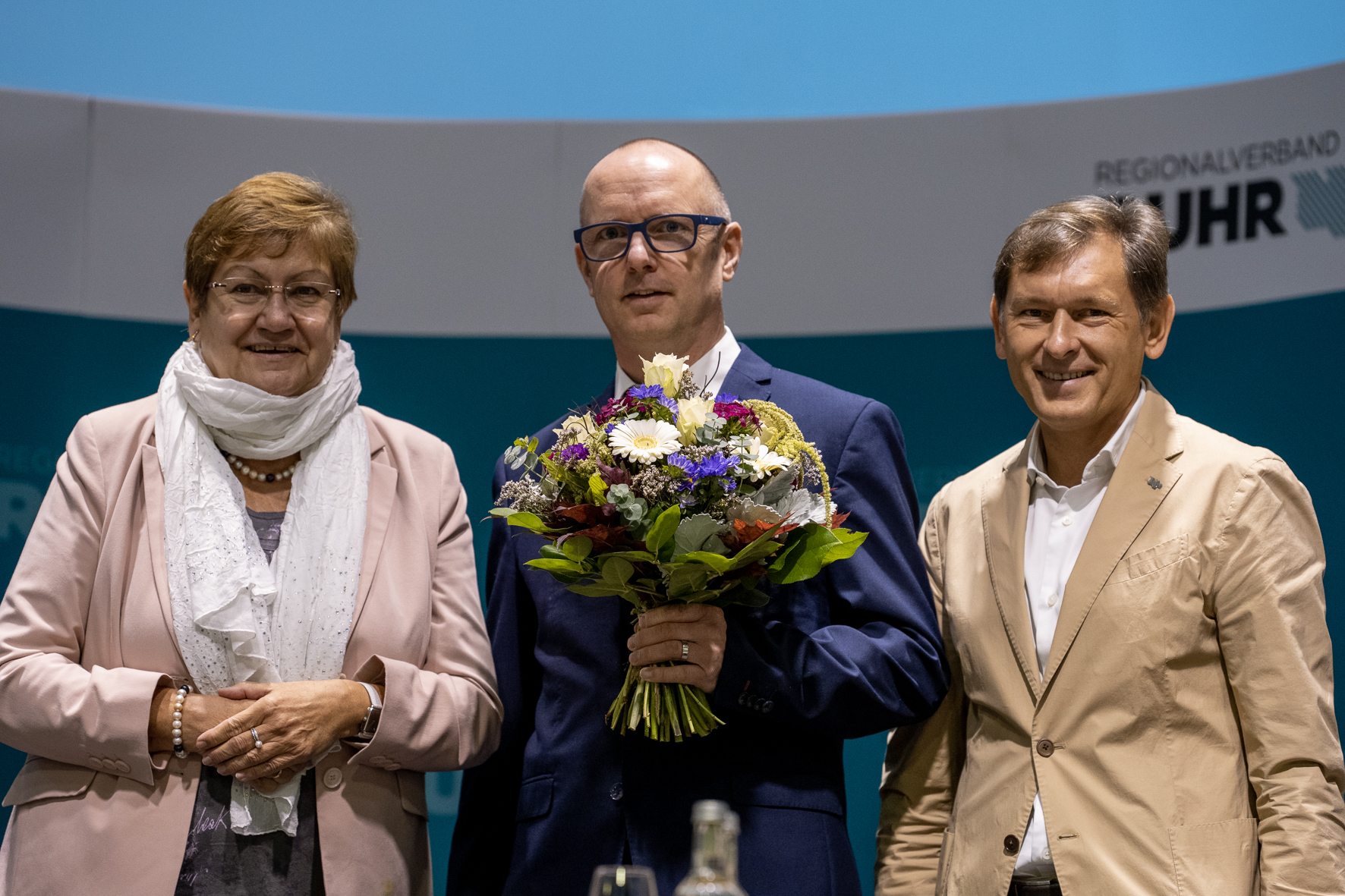 Glückwünsche für Holger Böse (Mitte), neuer Betriebsleiter RVR Ruhr Grün, von Karola Geiß-Netthöfel, RVR-Verbandsdirektorin, und Frank Dudda, Vorsitzender der RVR-Verbandsversammlung.