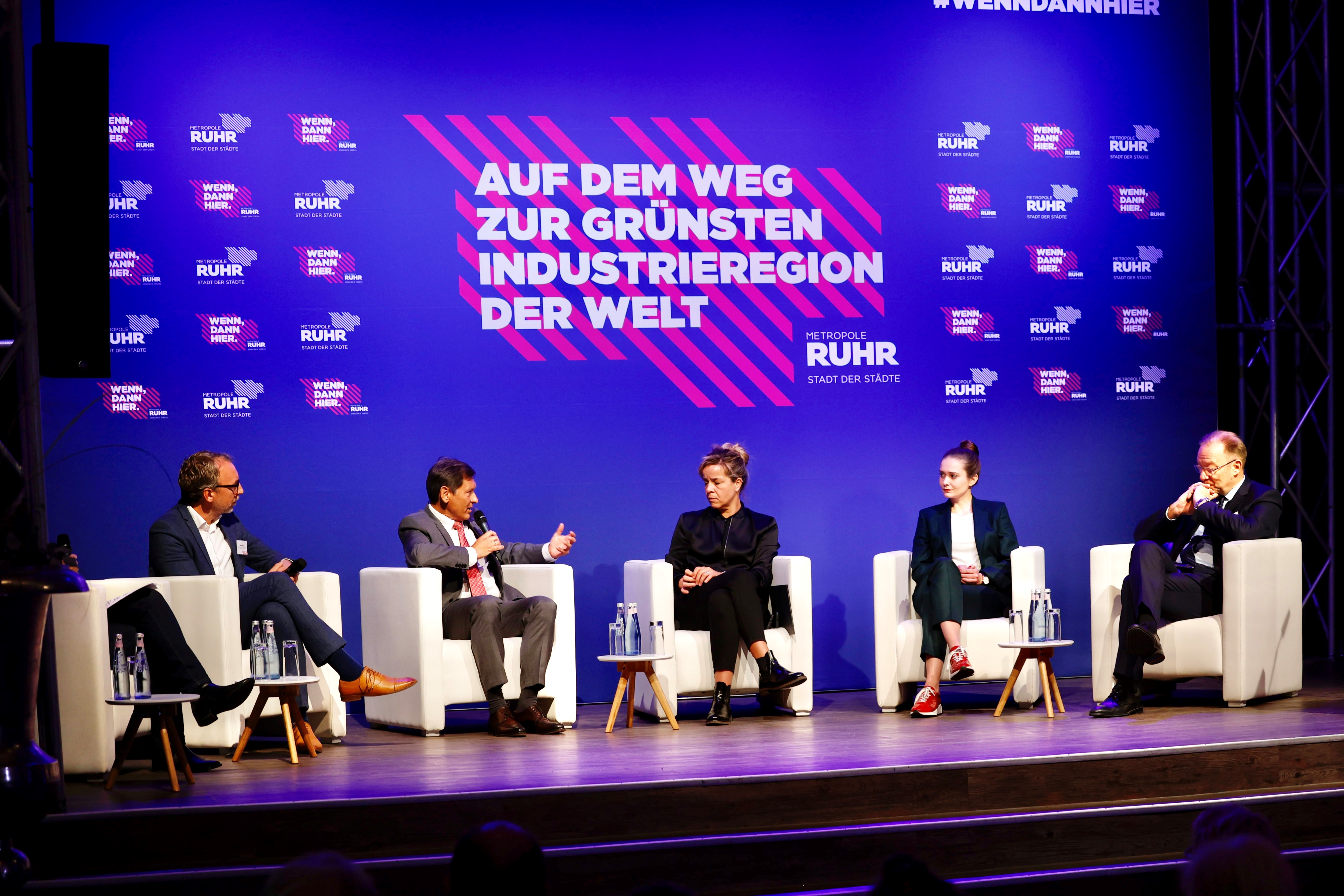 NRW-Ministerin Mona Neubaur bei RVR-Podiumsdiskussion