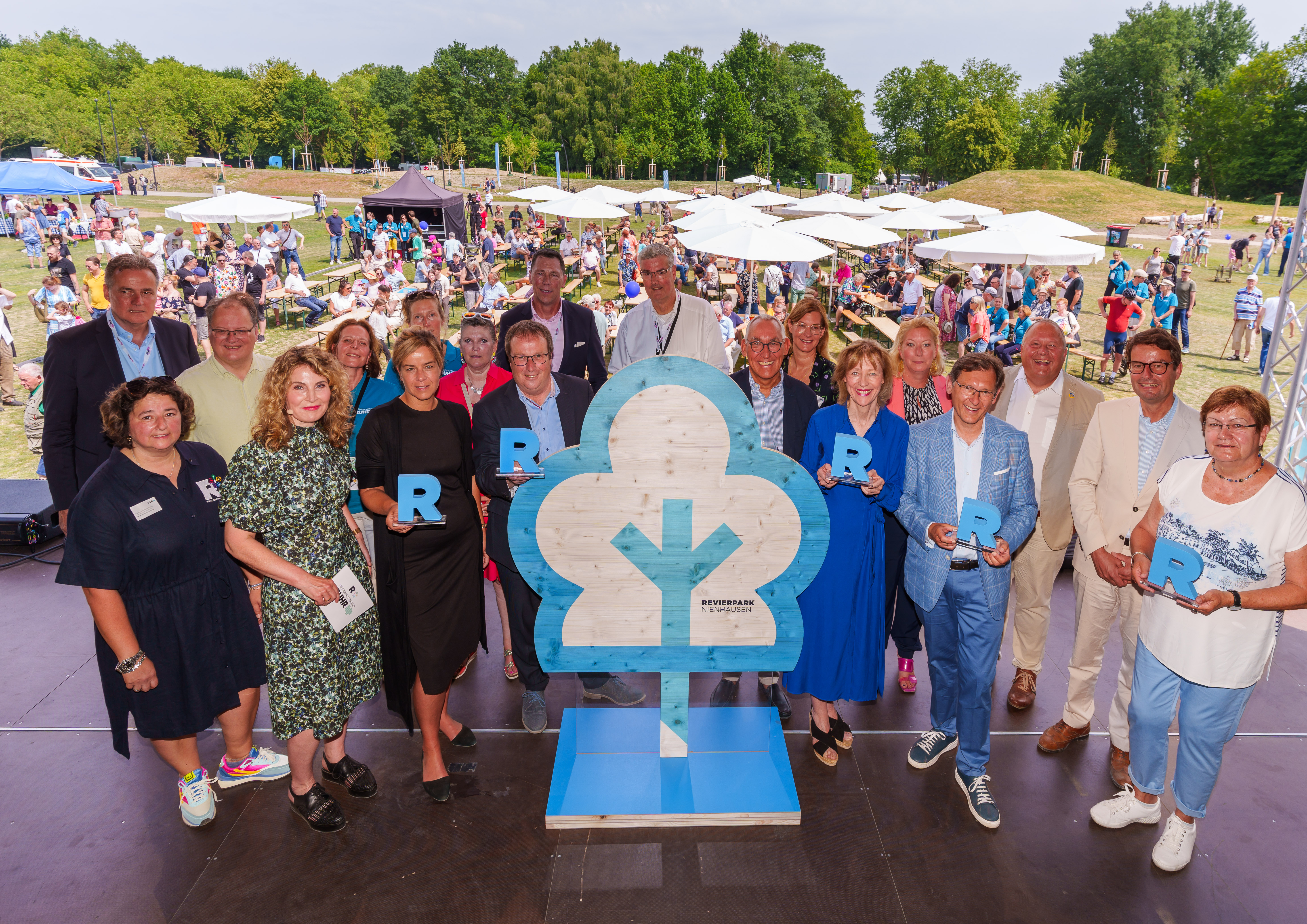 Gruppenfoto mit NRW-Wirtschaftsministerin Mona Neubaur, NRW-Umweltminister Oliver Krischer, Oberbürgermeisterin Stadt Gelsenkirchen Karin Welge eröffnen Dr. Frank Dudda, Vorsitzender der RVR-Verbandsversammlung, und RVR-Regionaldirektorin Karola Geiß-Netthöfel den Revierpark Nienhausen in Gelsenkirchen.