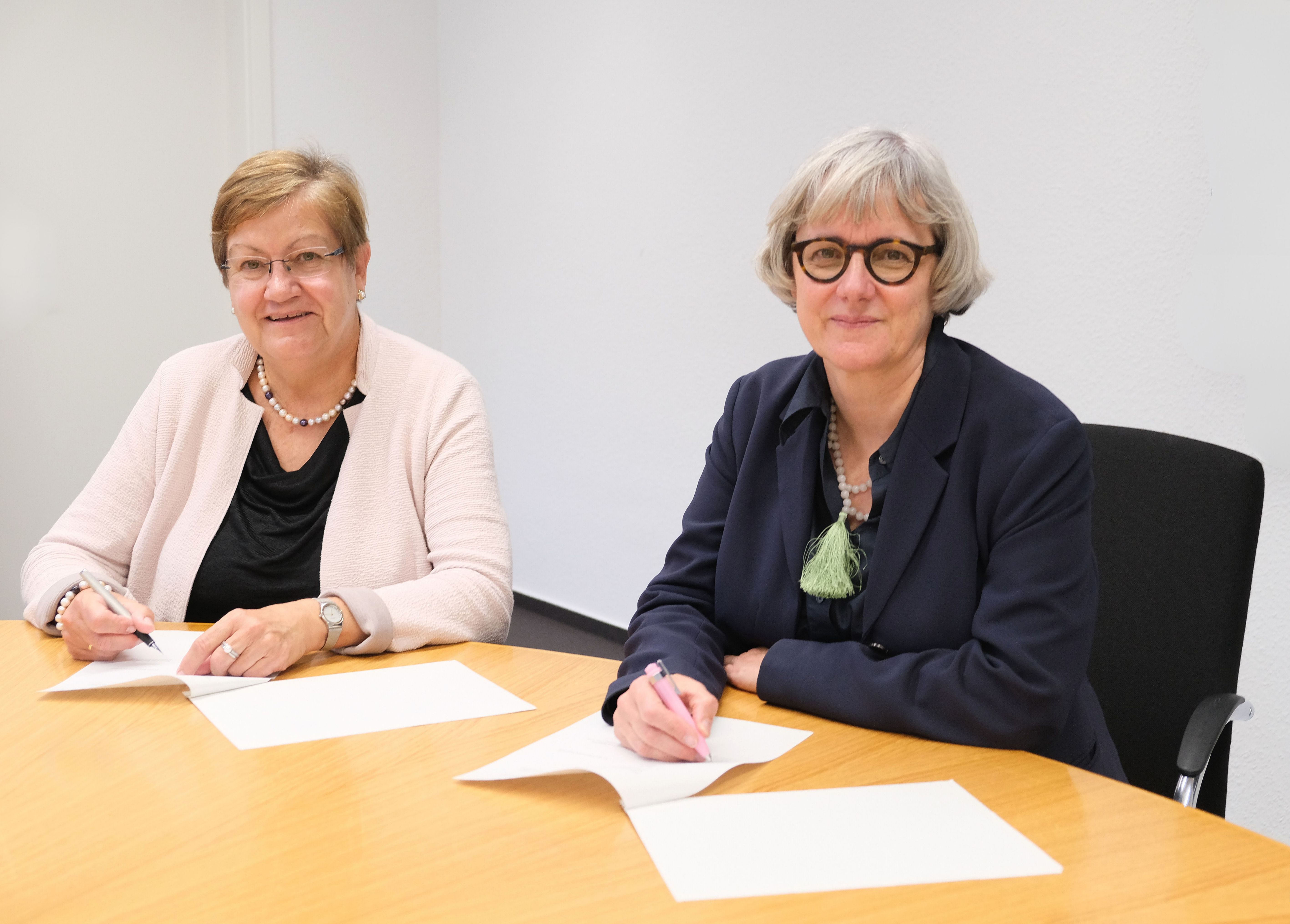 Staatssekretärin Silke Krebs (rechts) und RVR-Regionaldirektorin Karola Geiß-Netthöfel bei der Vertragsunterzeichnung. 