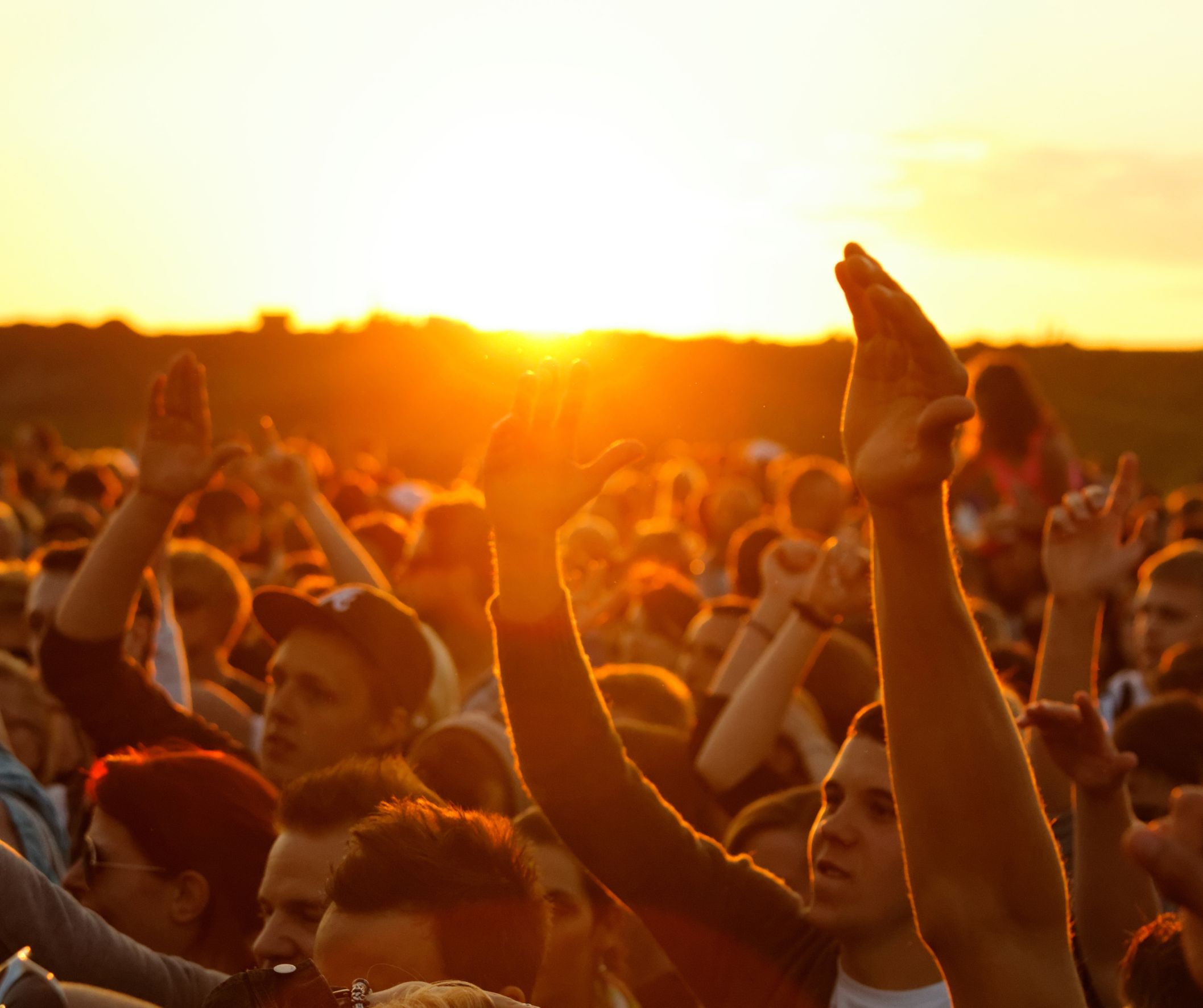 Tanzende Menschen vor Sonnenuntergang