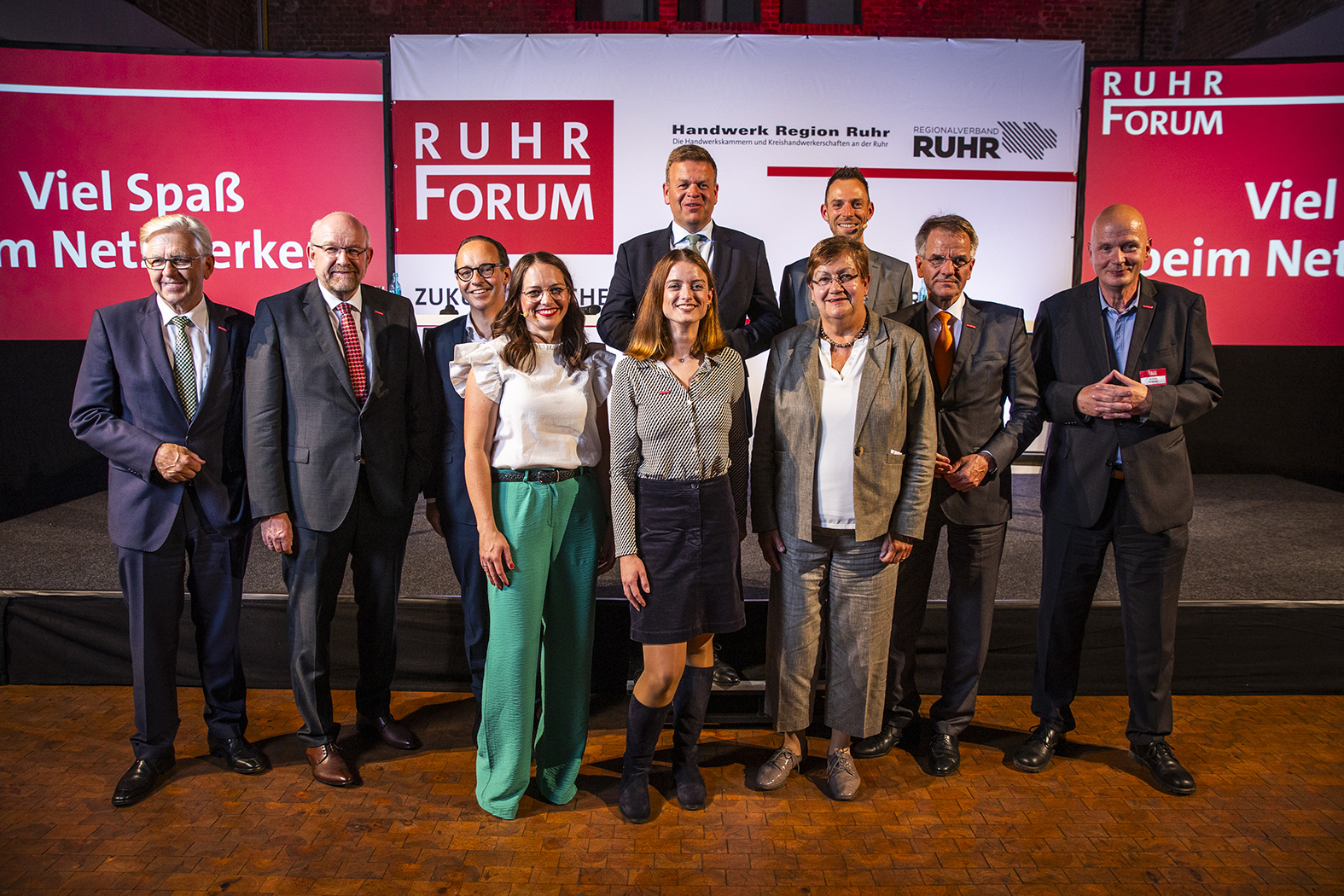 Gruppe von Menschen stehen vor Banner mit Aufdruck "Ruhr Forum"