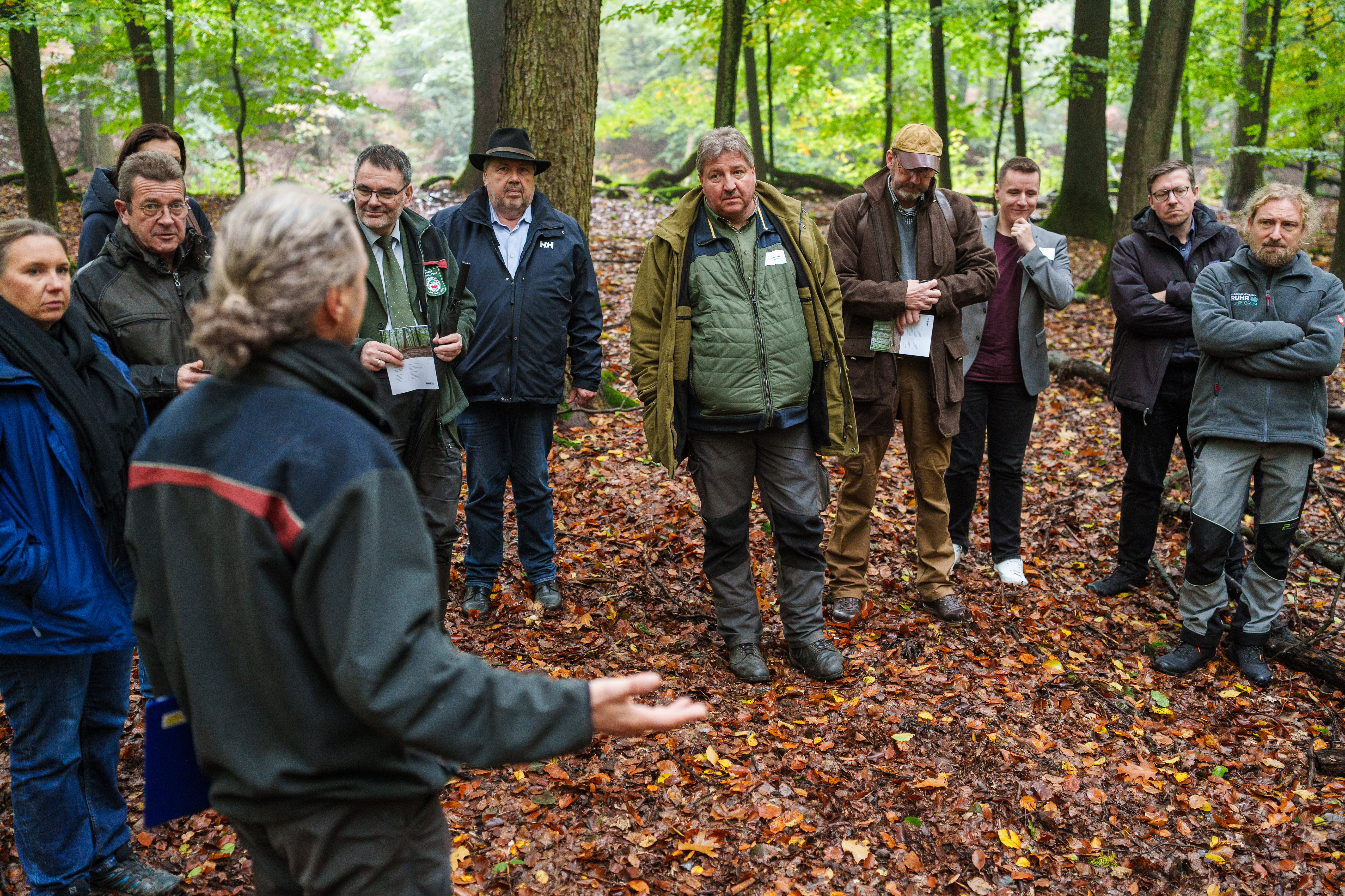 Zum Artikel Waldfachtagung, das Foto zeigt Revierleiter Harald Klingebiel, der den Teilnehmenden naturnahe Waldbewirtschaftung erklärt.