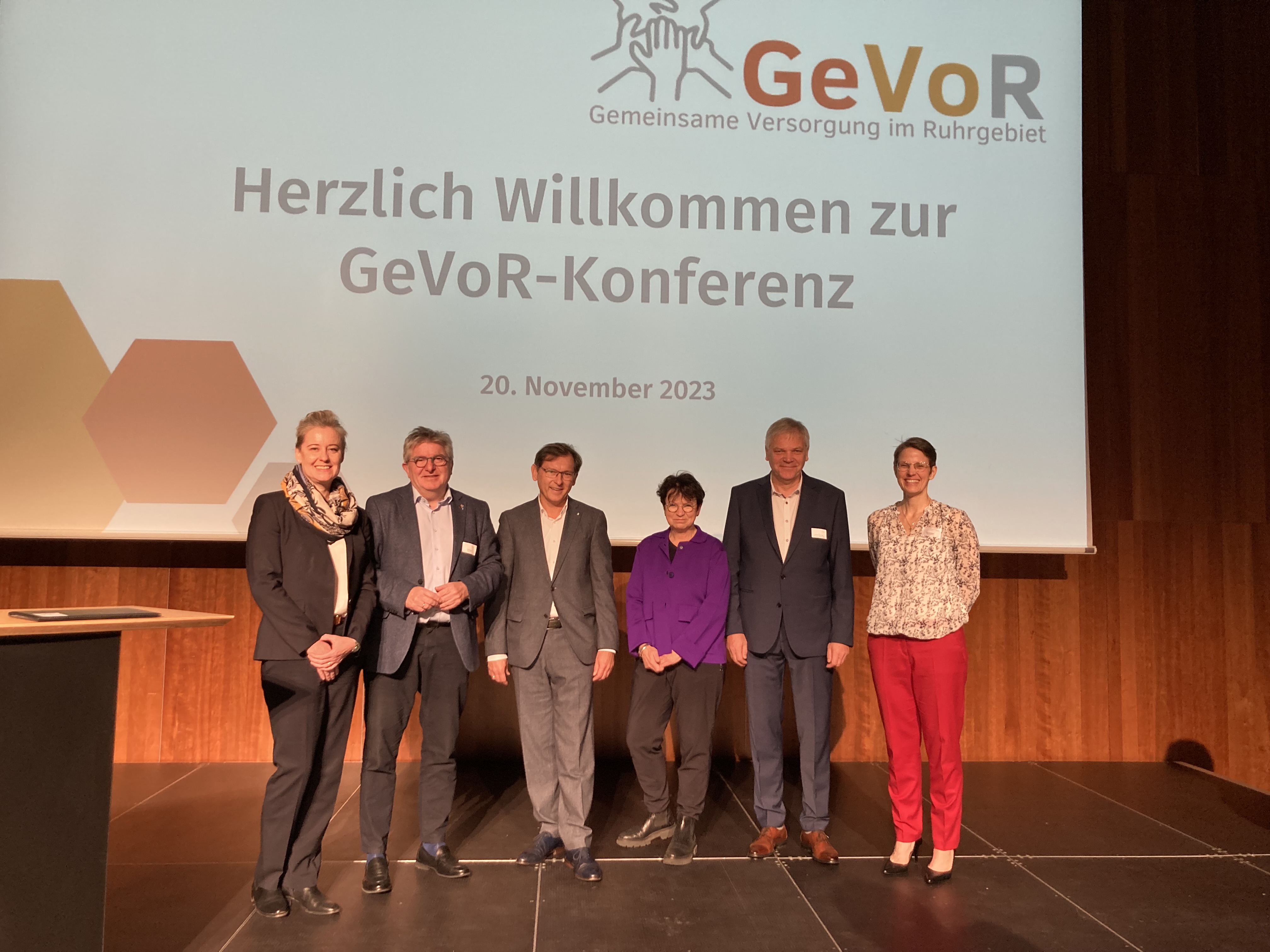 Zum Artikel GeVoR-Konferenz am 20.11.2023, Foto zeigt Vertreterinnen und Vertreter auf der Bühne