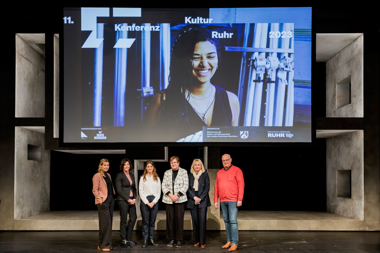 Zum Artikel Kulturkonferenz Ruhr, das Foto zeigt RVR-Regionaldirektorin Karola Geiß-Netthöfel im Kreis der Rednerinnen und Redner der diesjährigen Kulturkonferenz Ruhr