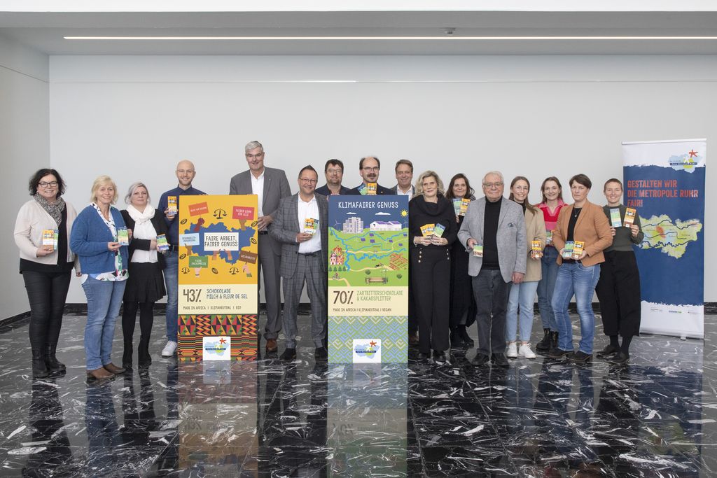 Zum Artikel RVR und Städte verkaufen faire Ruhr-Schoki, Foto zeigt die Vertreterinnen und Vertreter des Projektes