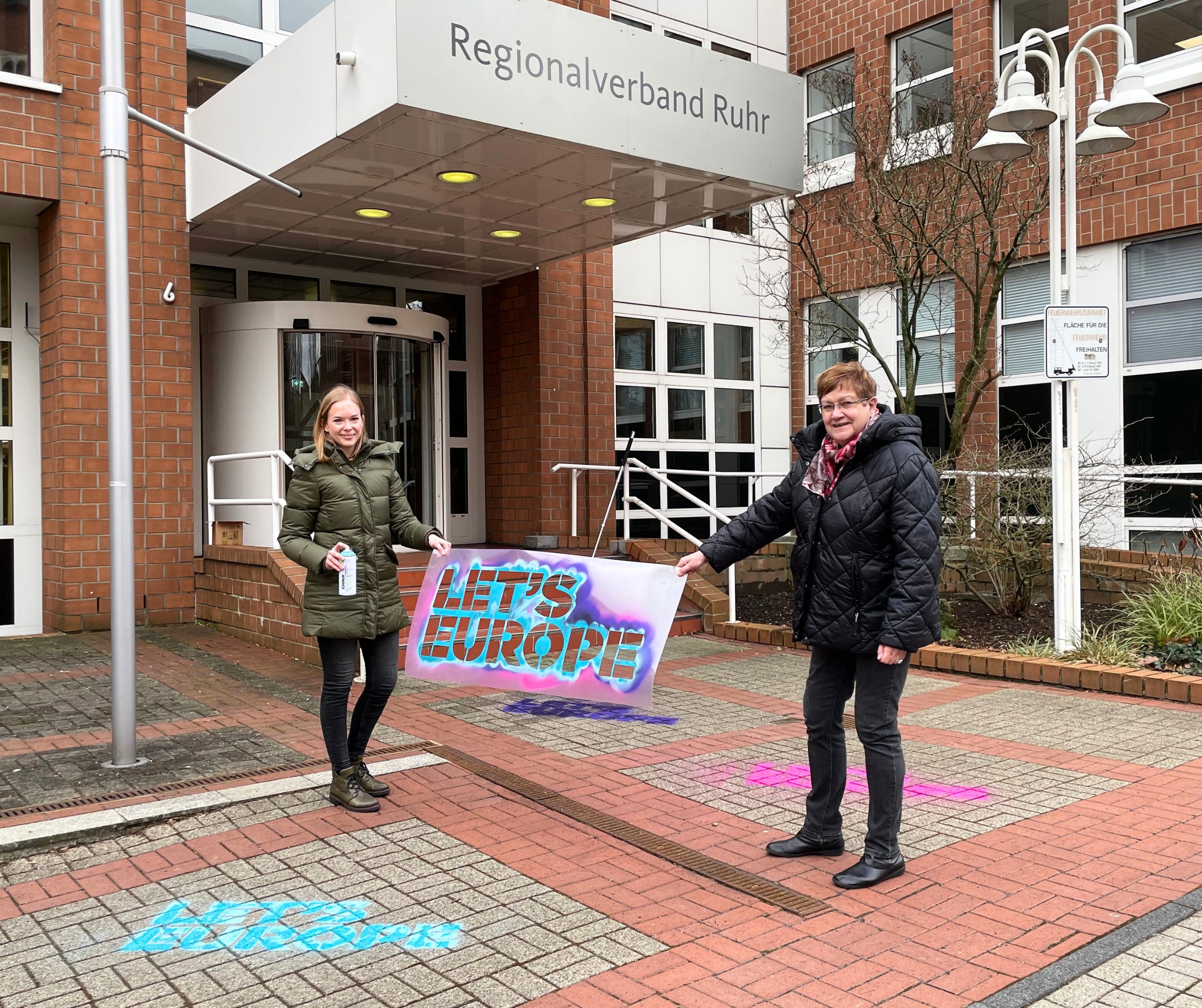 Regionaldirektorin Karola Geiß-Netthöfel und Victoria Krebber aus dem Referat Europäische und regionale Netzwerke Ruhr beim LET’S EUROPE-Kampagnenstart vor dem Gebäude des RVR.