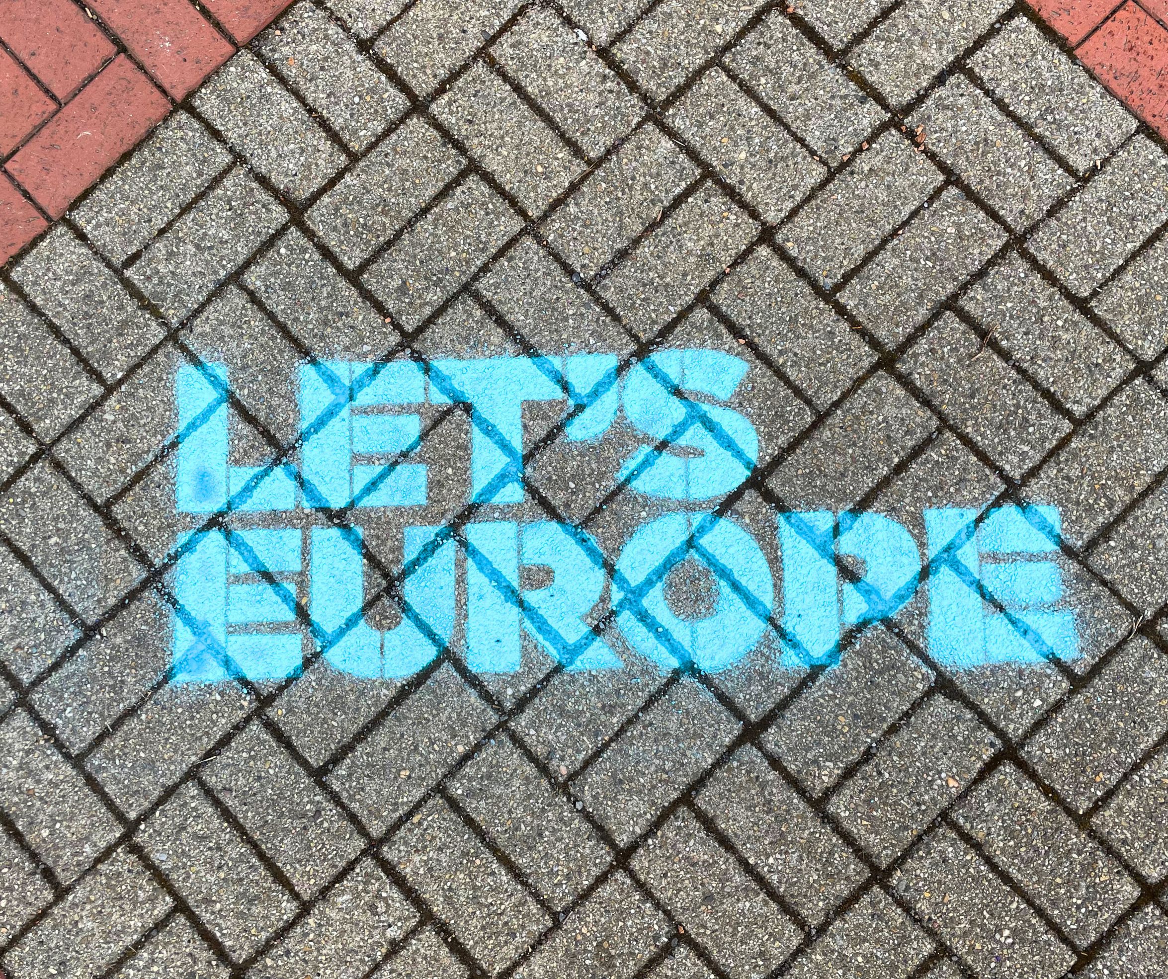 Der Kampagnen-Schriftzug LET’S EUROPE vor dem RVR-Gebäude.