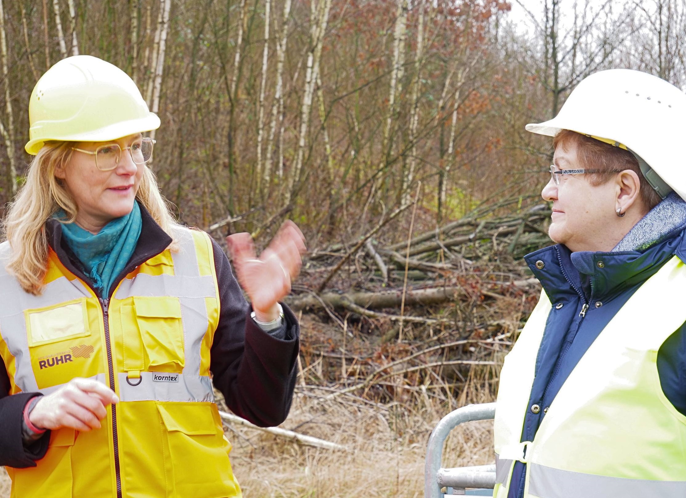 RVR-Regionaldirektorin Karola Geiß-Netthöfel (rechts) und IGA-Geschäftsführerin sowie RVR-Beigeordnete Nina Frense beim Spatenstich in Lünen.