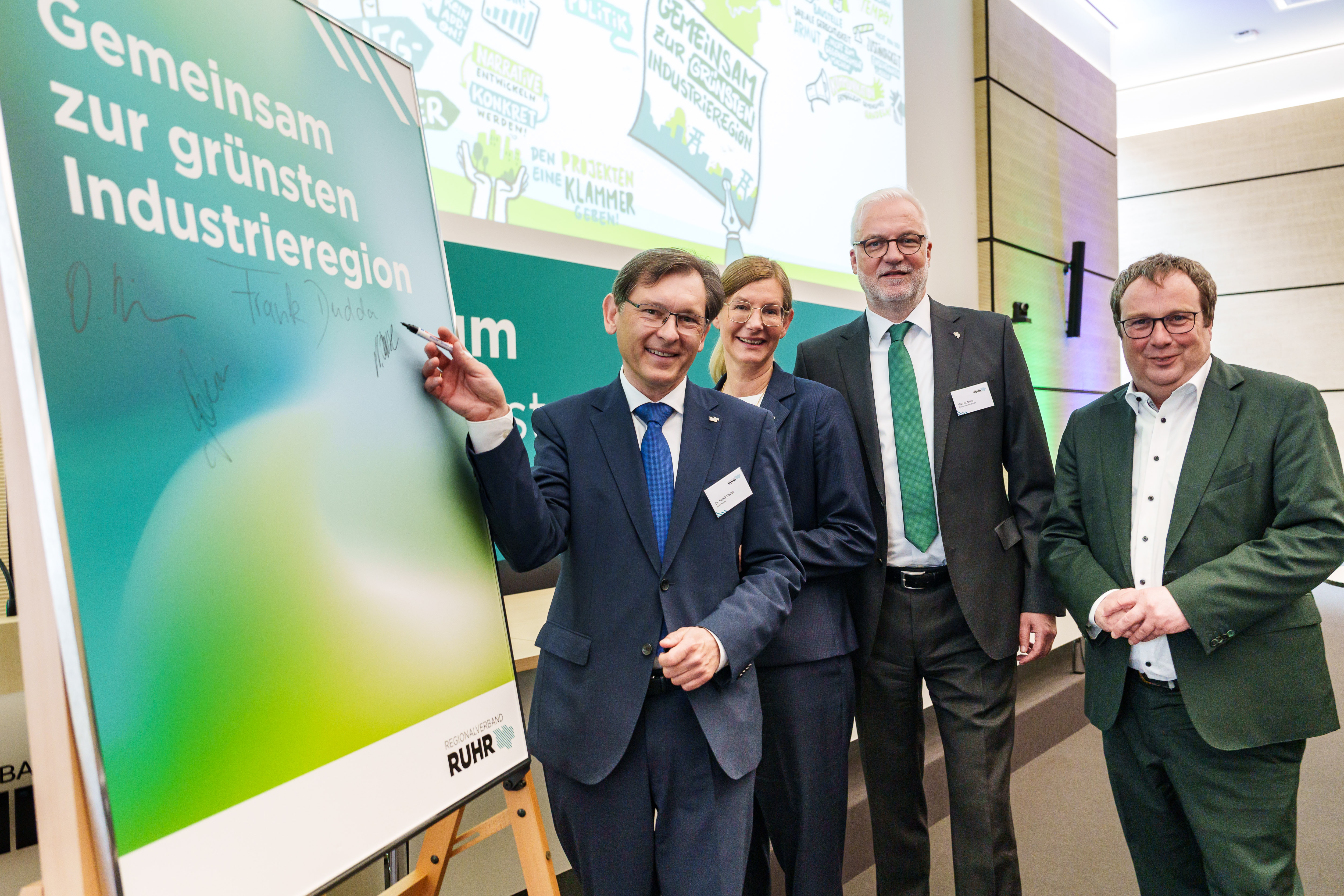 Dr. Frank Dudda (Vorsitzender Ruhrparlament/Oberbürgermeister von Herne), Nina Frense, RVR-Beigeordnete, RVR-Regionaldirektor Garrelt Duin, NRW-Umweltminister Oliver Krischer bei der Unterzeichnung der Strategie Grüne Infrastruktur.