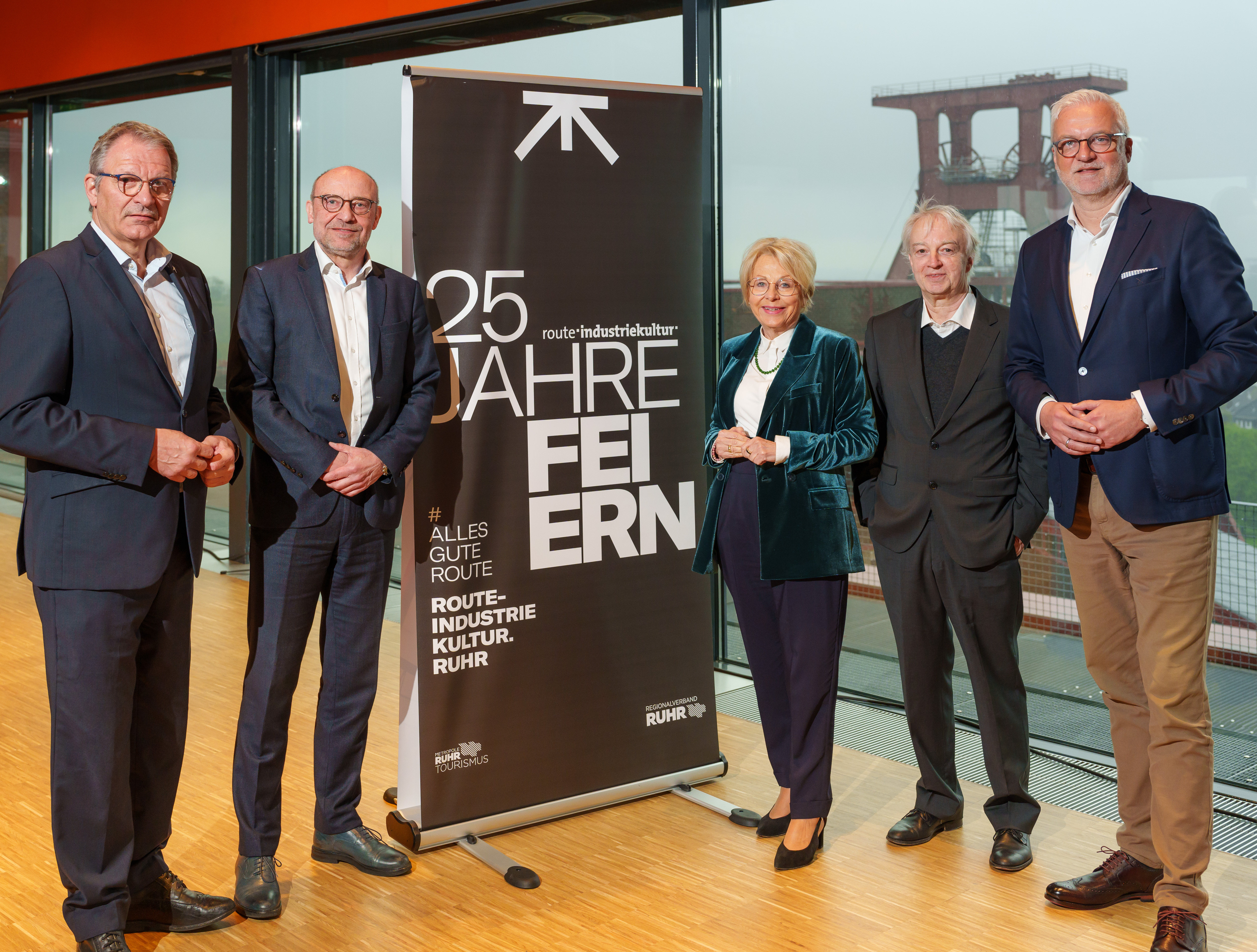 Stehen neben einem Roll-up zum Jubiläum Route Industriekultur: Prof. Hans Peter Noll (Vorstand Stiftung Zollverein), Axel Biermann (Geschäftsführer RTG), Bärbel Bergerhoff-Wodopia (Vorstand RAG-Stiftung), Prof. Theo Grütter (Vorstand Stiftung Zollverein) und Regionaldirektor Garrelt Duin.