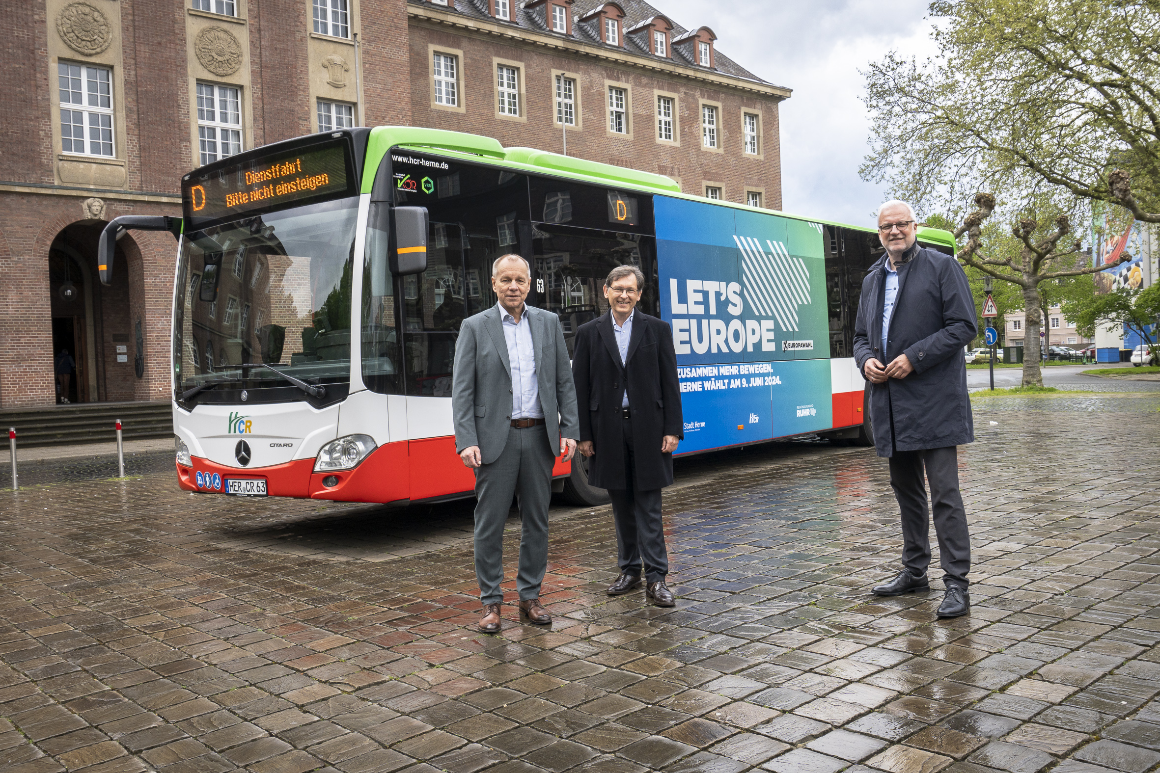 Karsten Krüger (Geschäftsführer Straßenbahn Herne - Castrop-Rauxel GmbH), Dr. Frank Dudda (Oberbürgermeister der Stadt Herne) und RVR-Regionaldirektor Garrelt Duin vor einem der Busse, die im Ruhrgebiet für die Europawahl werben. 