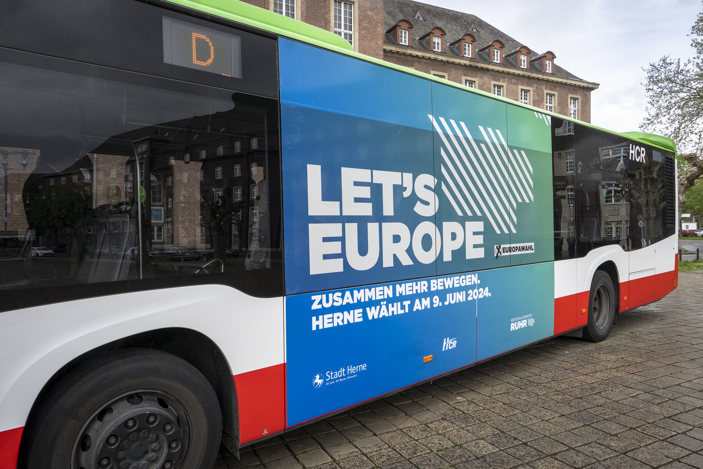 RVR-Kampagnenmotiv "Lets Europe" auf einem der Busse, die im Ruhrgebiet für die Europawahl werben. 
