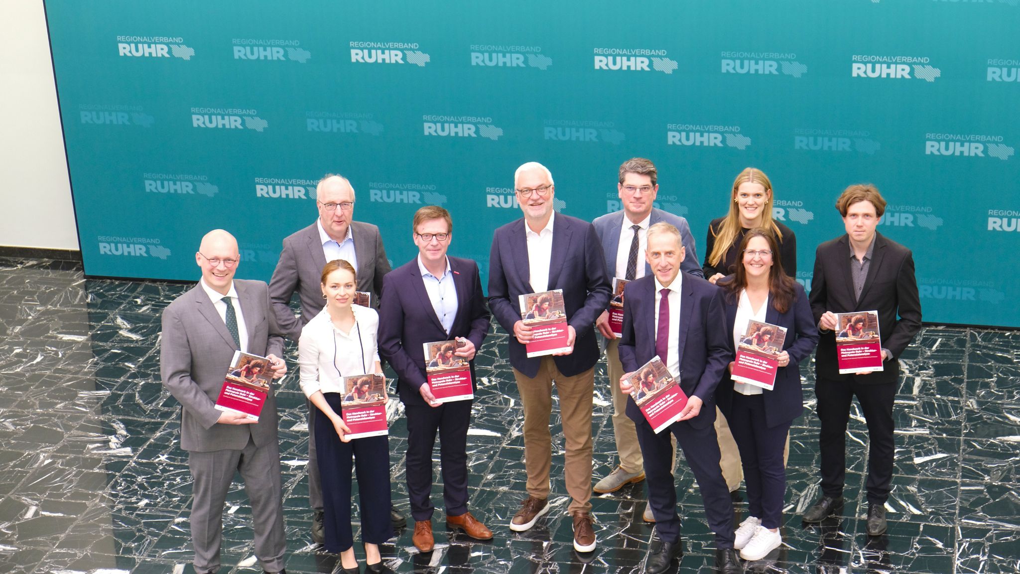 Stefan Kuczera (RVR-Beigeordneter Planung), Olesja Mouelhi-Ort (Geschäftsführerin Handwerkskammer Dortmund), Thomas Harten (stellvertretender Hauptgeschäftsführer Handwerkskammer Münster), Regionaldirektor Garrelt Duin, Carsten Harder (Hauptgeschäftsführer Handwerkskammer Dortmund), Prof. Dr. Hans Jörg Hennecke (Geschäftsführer Handwerkskammer Düsseldorf), Tana Petzinger (RVR-Referatsleiterin Regionalentwicklung) und Lea Sophie Vielhauer sowie Paul Nehls (beide RVR) 